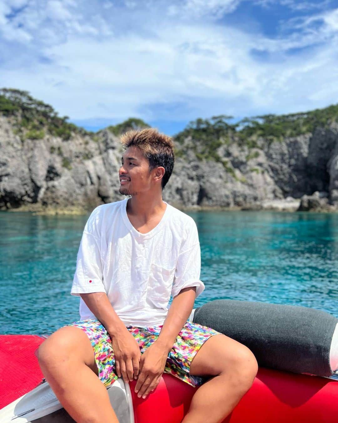 大沢文也のインスタグラム：「最高の海です🏖 新島は素晴らしい😍  本当に心が浄化されます(^ ^) 嫌な事も吹き飛ぶ！  #新島 #海 #夏男 #癒し」