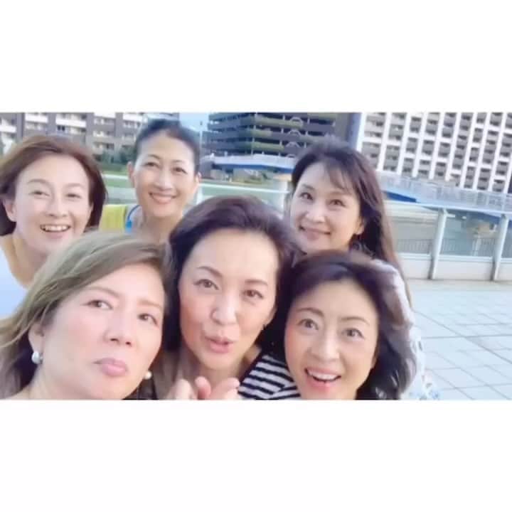 松本明子のインスタグラム：「お神セブン！集まってます！  83年組40周年イベント 9/29(金)19時〜と、9/30(土)12時〜と17時〜 銀座博品館にて。 何を歌う⁉︎何を踊る⁉︎何を喋る⁉︎メンバーでアイデア出し合いながら集まってます！お楽しみに！  −−−−−−−−−− 書籍「この道40年あるもので工夫する松本流ケチ道生活」7月13日より発売！  https://onl.sc/vgujyAu  書籍「実家じまい終わらせました！」発売中！  https://onl.bz/wHSHfyM  −−−−−−−−−− バンライフレンタカー東京杉並店 オーナー・松本明子による ソロキャンパー、ペアキャンパー向けの 軽キャンピングレンタカーショップサービス開始！  ◆オフィスアムズ公式ホームページ https://officeams.com/  ↑ご予約はこちらから！  ◆オフィスアムズYouTube https://www.youtube.com/channel/UCy59cYUCIP9azdF2MKRnyXw  ◆オフィスアムズLINE公式アカウント https://lin.ee/DAMMkYA  ◆オフィスアムズTwitter公式アカウント https://twitter.com/OfficeAms?s=09」