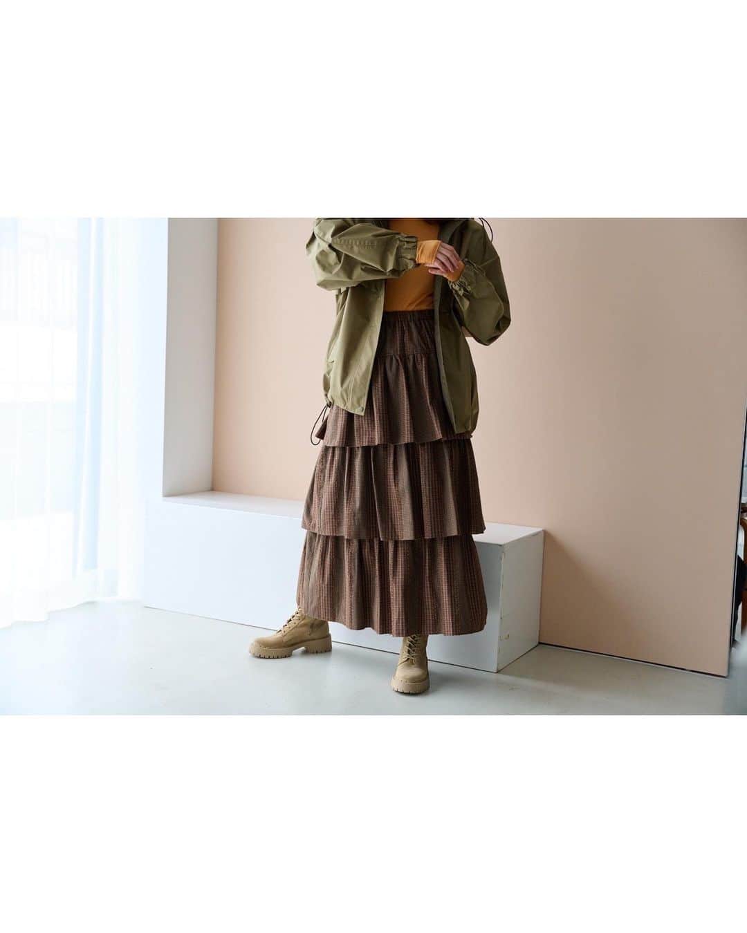 佐々木希さんのインスタグラム写真 - (佐々木希Instagram)「. 【Fringe Check Tiered Skirt】  ✔ポリエステル/レーヨンの混紡糸を使用したカットフリンジチェックは、やや薄手でありながら程よいハリ感があるので、美しいシルエットを保つことが出来る素材です。 ✔着こなしのアクセントになる3段ティアードのスカートになります。 ✔iNtimitéらしくティアードスカートなのにポケットも付いているので、着用の際に使いやすい仕様となっています。 ✔ウエスト部分はオールゴムになっているので楽に履けるラクチン仕様のスカートです。  #iNtimite」8月25日 20時24分 - nozomisasaki_official