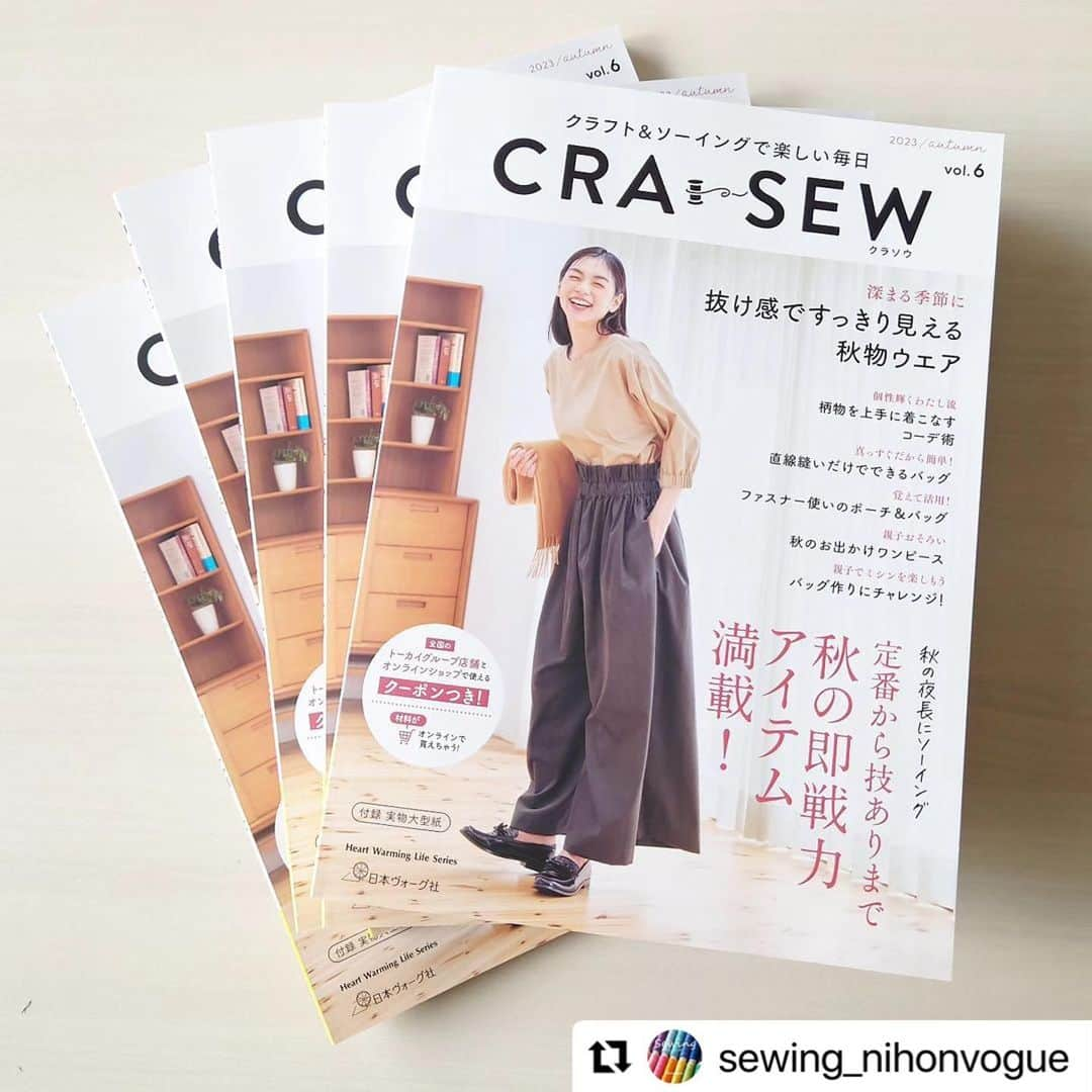 森本奈緒のインスタグラム：「CRA-SEW vol.6🧵🪡 よろしくおねがいします♡  #Repost @sewing_nihonvogue with @use.repost ・・・ ＼🍁新刊情報🍁／ 9/6発売予定『CRA-SEW vol.6』  巻頭特集は「抜け感ですっきり見える秋物ウエア」。CRA-SEW collection第三弾の生地を使用したブラウス、スカート、パンツなどのアイテムを特集。その他、「柄物を上手に着こなすコーデ術」「覚えて活用！ファスナー使いのポーチ＆バッグ」「親子でおそろい、かわいい秋服」、新作キット紹介など、これからの季節にぴったりのアイテム盛りだくさん。実物大型紙２枚つき  🌼「覚えて活用！ファスナー使いのポーチ＆バッグ」に掲載のkomihinataさんの「シェルポーチ」のワークショップも開催！ 　くわしくはこちら（@voguegakuen.onlinelesson_craft） 🌼年間購読継続者さまには、継続特典の「クーポンBOOK」と「ソーイング基本のきBOOK」も一緒にお届けします！  ―――――――――――――― 『CRA-SEW vol.6』 発売日：2023/9/6 定価：1100円（税込み） ISBN: 9784529063456 ――――――――――――――  お得な年間購読のお申込みはこちらから https://www.tezukuritown.com/nv/g/gCRANENKAN02/ （画像タップからもご覧いただけます）  #CRASEW #クラソウ #日本ヴォーグ社 #新刊 #ソーイング #ソーイング本 #洋裁 #ハンドメイド #手作りバッグ #手芸 #お裁縫 #手芸本 #ハンドメイド大人服 #ハンドメイド子ども服 #手作り服 #sewing #sewingpattern #sewingbook #japanesesewingbook #handmadewardrobe #クラフトハートトーカイ #ハンドメイド好きさんと繋がりたい」