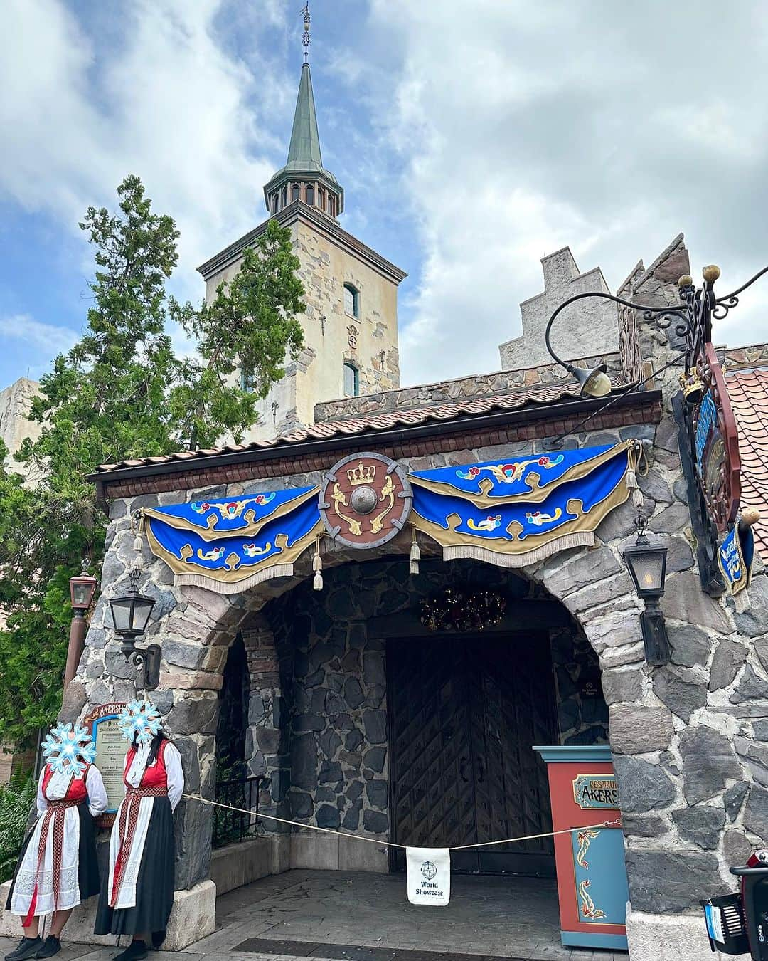 浅井麻里さんのインスタグラム写真 - (浅井麻里Instagram)「❄️アナ雪エリア/WDW Epcot❄️ ⁡ ディズニーシーの新しいエリア 〝ファンタジースプリングス〟の詳細が いろいろ情報公開されたねー！✨🥰 楽しみすぎて、もうわくわく❤️❤️ ⁡ 「アナと雪の女王」のエリアもあるから、 フロリダのWDW(Walt Disney World)のエプコット内の ノルウェーエリアでの写真✨🇳🇴 ⁡ 後ろは、ノルウェーモチーフのグッズや アナ雪グッズを販売してるショップ❄️ ノルウェーはアナ雪の舞台・アレンデールのモデル地だから アナ雪のアトラクションがあったり、 アナやエルサとのグリーティング施設があったり、 街並みもアナ雪の世界観で可愛いの💕😍❄️ ⁡ ディズニーシーの新エリアの情報出てきて またアナ雪が盛り上がってきたら アナとエルサとグリーティングした時の動画 投稿しようと思ってたから近々投稿するー！👸❄️ ⁡ ⁡ #ディズニーワールド #ウォルトディズニーワールド #エプコット #フロリダディズニー #海外ディズニー #wdw #waltdisneyworld #フロリダ #オーランド #ディズニーコーデ #ディズニーバウンド #ディズニーカチューシャ #アナと雪の女王 #アナ雪 #ノルウェー #アナ雪コーデ #アナ雪2 #ディズニーフォト #ディズニーカチューシャ#epcot #frozen #disneypark #disneyparks #disneygram #wdwomari #ファンタジースプリングス #アレンデール」8月25日 20時25分 - mari_asai_625