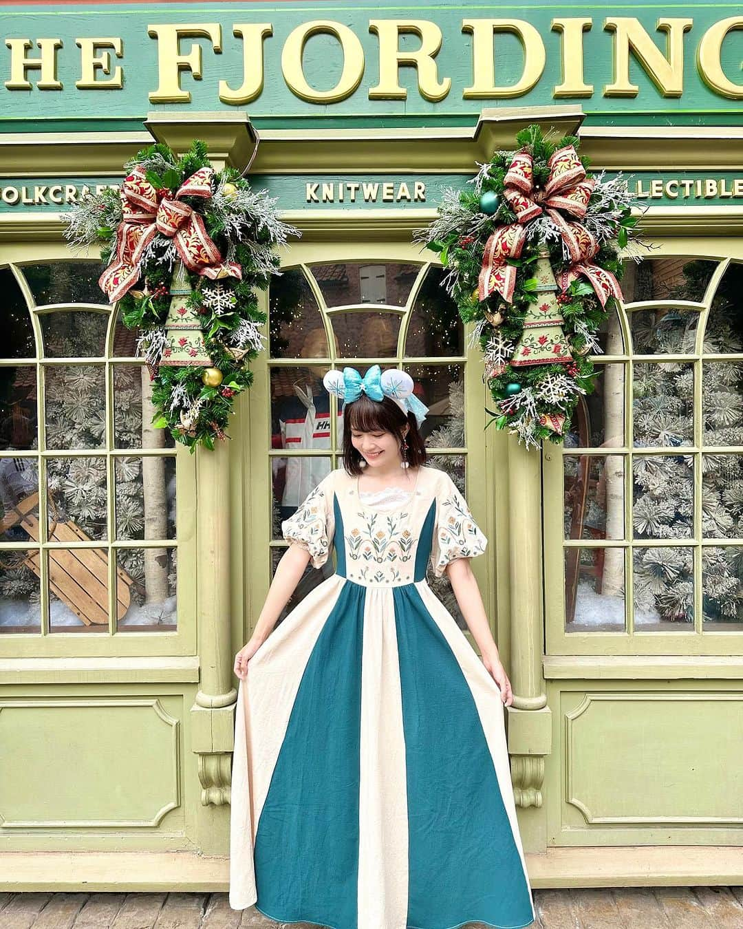 浅井麻里さんのインスタグラム写真 - (浅井麻里Instagram)「❄️アナ雪エリア/WDW Epcot❄️ ⁡ ディズニーシーの新しいエリア 〝ファンタジースプリングス〟の詳細が いろいろ情報公開されたねー！✨🥰 楽しみすぎて、もうわくわく❤️❤️ ⁡ 「アナと雪の女王」のエリアもあるから、 フロリダのWDW(Walt Disney World)のエプコット内の ノルウェーエリアでの写真✨🇳🇴 ⁡ 後ろは、ノルウェーモチーフのグッズや アナ雪グッズを販売してるショップ❄️ ノルウェーはアナ雪の舞台・アレンデールのモデル地だから アナ雪のアトラクションがあったり、 アナやエルサとのグリーティング施設があったり、 街並みもアナ雪の世界観で可愛いの💕😍❄️ ⁡ ディズニーシーの新エリアの情報出てきて またアナ雪が盛り上がってきたら アナとエルサとグリーティングした時の動画 投稿しようと思ってたから近々投稿するー！👸❄️ ⁡ ⁡ #ディズニーワールド #ウォルトディズニーワールド #エプコット #フロリダディズニー #海外ディズニー #wdw #waltdisneyworld #フロリダ #オーランド #ディズニーコーデ #ディズニーバウンド #ディズニーカチューシャ #アナと雪の女王 #アナ雪 #ノルウェー #アナ雪コーデ #アナ雪2 #ディズニーフォト #ディズニーカチューシャ#epcot #frozen #disneypark #disneyparks #disneygram #wdwomari #ファンタジースプリングス #アレンデール」8月25日 20時25分 - mari_asai_625