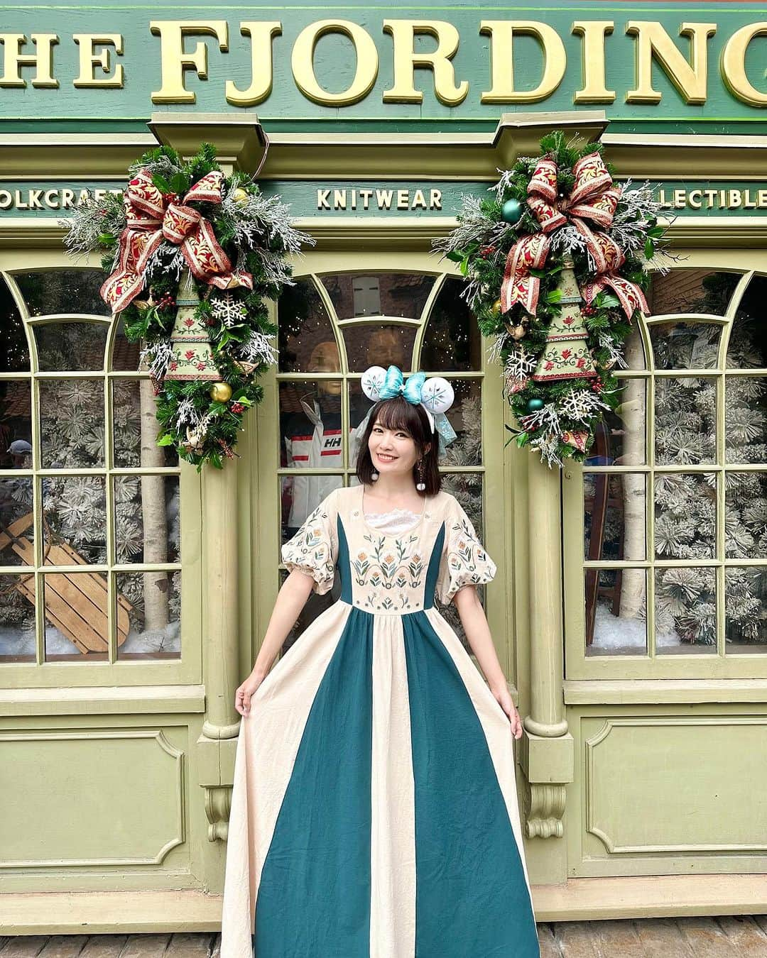 浅井麻里さんのインスタグラム写真 - (浅井麻里Instagram)「❄️アナ雪エリア/WDW Epcot❄️ ⁡ ディズニーシーの新しいエリア 〝ファンタジースプリングス〟の詳細が いろいろ情報公開されたねー！✨🥰 楽しみすぎて、もうわくわく❤️❤️ ⁡ 「アナと雪の女王」のエリアもあるから、 フロリダのWDW(Walt Disney World)のエプコット内の ノルウェーエリアでの写真✨🇳🇴 ⁡ 後ろは、ノルウェーモチーフのグッズや アナ雪グッズを販売してるショップ❄️ ノルウェーはアナ雪の舞台・アレンデールのモデル地だから アナ雪のアトラクションがあったり、 アナやエルサとのグリーティング施設があったり、 街並みもアナ雪の世界観で可愛いの💕😍❄️ ⁡ ディズニーシーの新エリアの情報出てきて またアナ雪が盛り上がってきたら アナとエルサとグリーティングした時の動画 投稿しようと思ってたから近々投稿するー！👸❄️ ⁡ ⁡ #ディズニーワールド #ウォルトディズニーワールド #エプコット #フロリダディズニー #海外ディズニー #wdw #waltdisneyworld #フロリダ #オーランド #ディズニーコーデ #ディズニーバウンド #ディズニーカチューシャ #アナと雪の女王 #アナ雪 #ノルウェー #アナ雪コーデ #アナ雪2 #ディズニーフォト #ディズニーカチューシャ#epcot #frozen #disneypark #disneyparks #disneygram #wdwomari #ファンタジースプリングス #アレンデール」8月25日 20時25分 - mari_asai_625