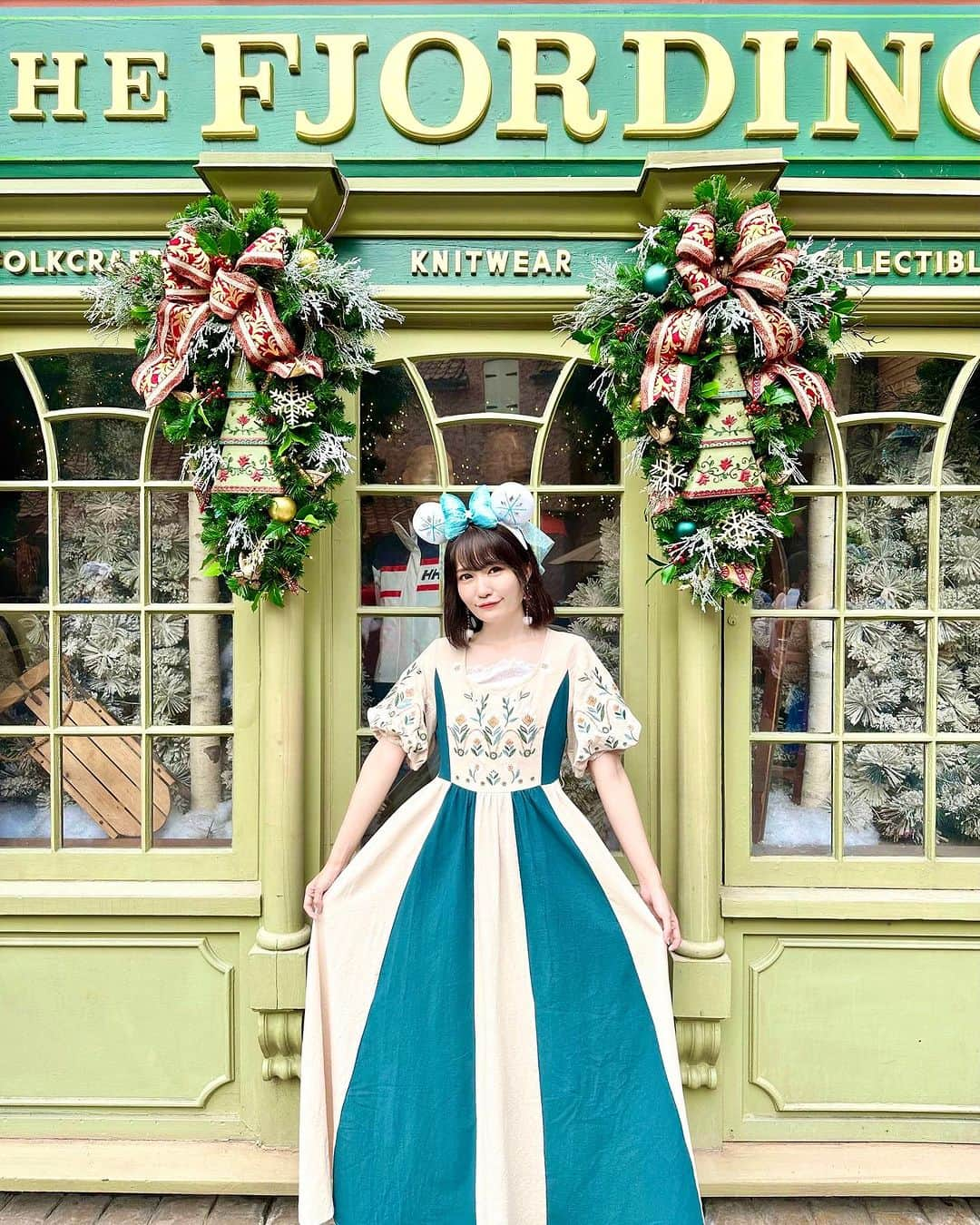 浅井麻里のインスタグラム：「❄️アナ雪エリア/WDW Epcot❄️ ⁡ ディズニーシーの新しいエリア 〝ファンタジースプリングス〟の詳細が いろいろ情報公開されたねー！✨🥰 楽しみすぎて、もうわくわく❤️❤️ ⁡ 「アナと雪の女王」のエリアもあるから、 フロリダのWDW(Walt Disney World)のエプコット内の ノルウェーエリアでの写真✨🇳🇴 ⁡ 後ろは、ノルウェーモチーフのグッズや アナ雪グッズを販売してるショップ❄️ ノルウェーはアナ雪の舞台・アレンデールのモデル地だから アナ雪のアトラクションがあったり、 アナやエルサとのグリーティング施設があったり、 街並みもアナ雪の世界観で可愛いの💕😍❄️ ⁡ ディズニーシーの新エリアの情報出てきて またアナ雪が盛り上がってきたら アナとエルサとグリーティングした時の動画 投稿しようと思ってたから近々投稿するー！👸❄️ ⁡ ⁡ #ディズニーワールド #ウォルトディズニーワールド #エプコット #フロリダディズニー #海外ディズニー #wdw #waltdisneyworld #フロリダ #オーランド #ディズニーコーデ #ディズニーバウンド #ディズニーカチューシャ #アナと雪の女王 #アナ雪 #ノルウェー #アナ雪コーデ #アナ雪2 #ディズニーフォト #ディズニーカチューシャ#epcot #frozen #disneypark #disneyparks #disneygram #wdwomari #ファンタジースプリングス #アレンデール」