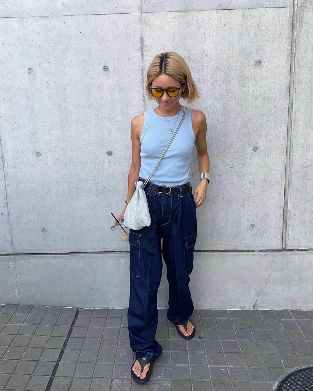 annaのインスタグラム：「.  プチプラの日🙃🫶 インディゴのカーゴパンツ デニムみたいな感じで可愛い👖💗 @creare_lino   ユニセックスだけど Sサイズ大きすぎなくていい感じ🤗 インディゴってどんなカラーも合うから 合わせやすいんだよね🫰  #夏コーデ#プチプラ#プチプラコーデ#大人カジュアル#オトナカジュアル#カジュアル#カジュアルコーデ#デニム#ワイドデニム#カーゴパンツ#アメスリタンク#158cmコーデ#骨格ナチュラル#きょこ#サンダルコーデ#crearelino」
