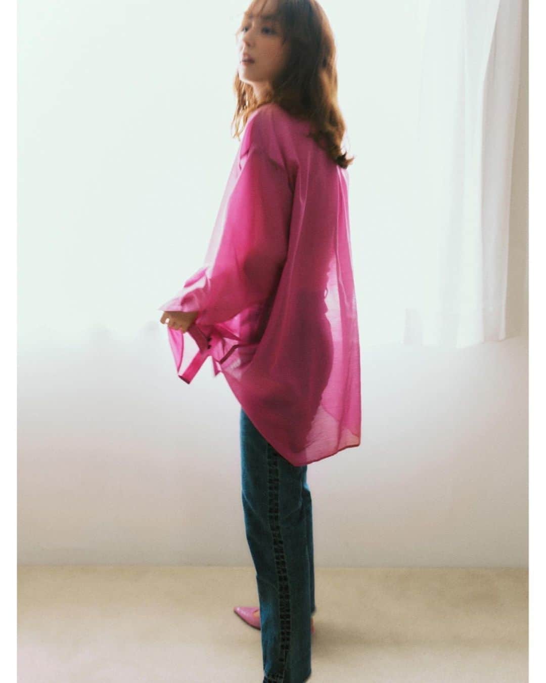 佐々木希さんのインスタグラム写真 - (佐々木希Instagram)「大人の肌見せシャツです🤍 このピンクの色合い可愛すぎ。  【Open Seam Shirt 】  ✔軽くて強度のある糸に光沢のあるブライト糸を織り込んだ素材を使用しています。 ✔ブライト糸による絶妙な光沢と程よい透け感が上品な女性らしさを表現した素材です。 ✔iNtimitéで人気の上品な肌見せディティールのシャツアイテムです。 ✔上品な光沢のシェル釦を使用しています。 ✔後ろ身頃が長くなったデザインは、フロントのみをインしても様になるスカートでもパンツでもボトムを選びません。  #iNtimite」8月25日 20時26分 - nozomisasaki_official