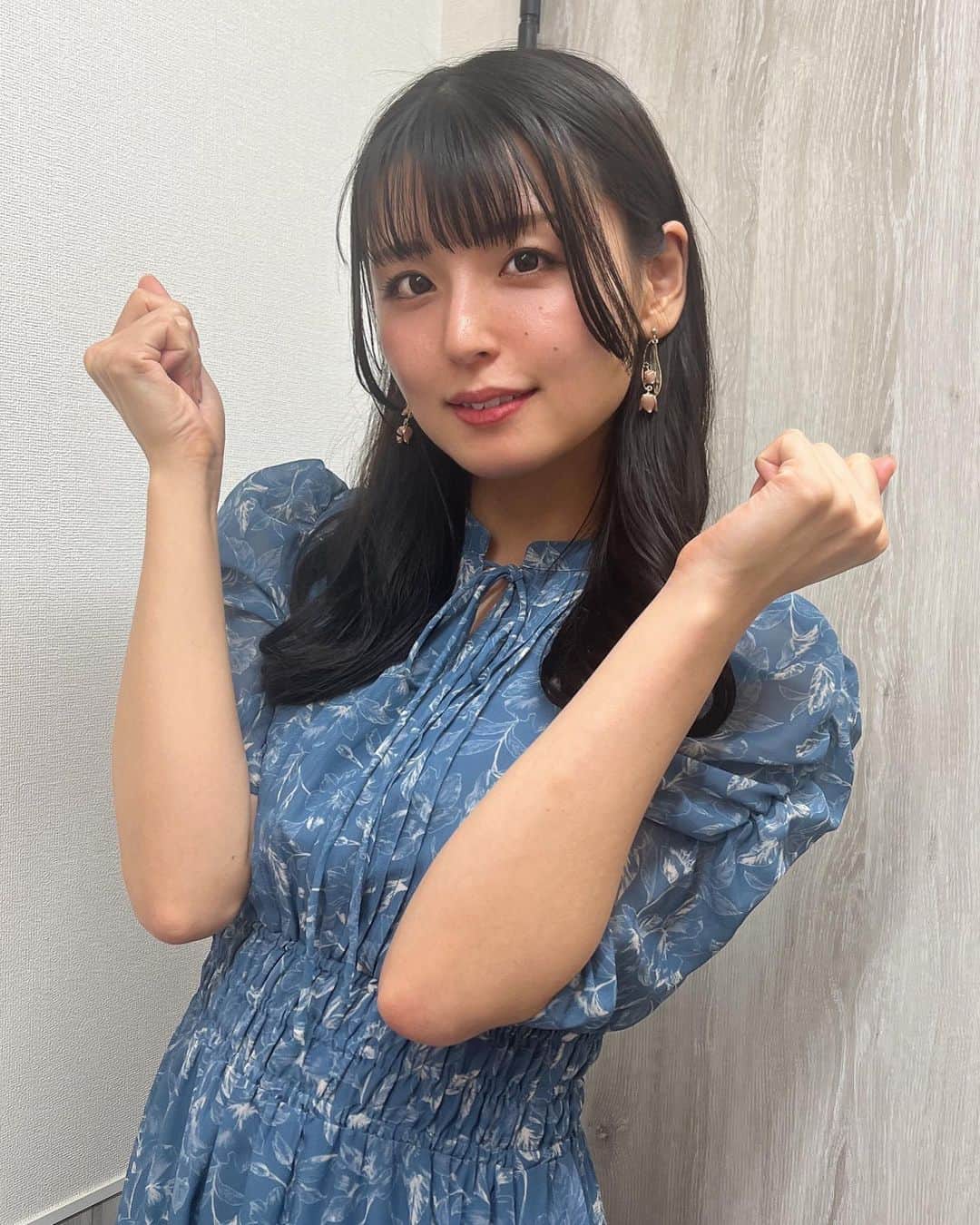 竹本茉莉のインスタグラム：「. 夏風邪をこじらせて咳喘息と副鼻腔炎を発動しまして、さらにぎっくり腰にはなるし、歯は欠けるし、鰻の骨喉にささるしで、体調不良の満身創痍って感じの8月でした🎐 咳が止まらないとほんとに眠れなくてあんなに苦しいとは初めて知りました 健康が1番ですね😀 恐ろしいほどやることがたまっているし、舞台の稽古も2本はじまったしでばたばたですが、たくさんご飯を食べて頑張るぞー！💪 . バトコロの衣装とピアス👗 毎回衣装とアクセサリーを可愛くして気合を入れてます！」