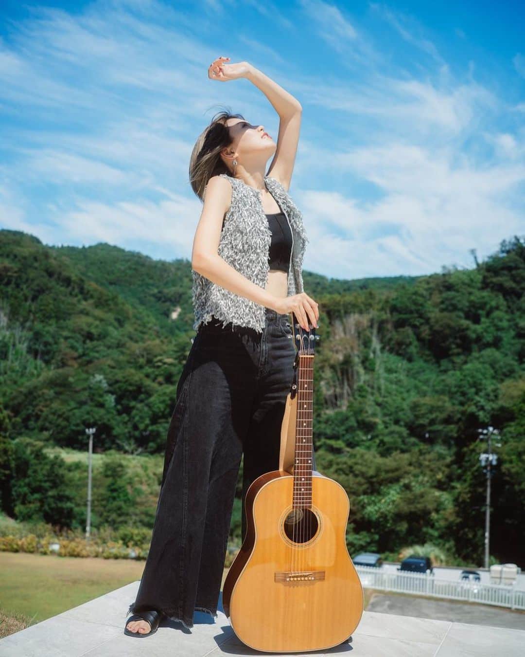 原あやののインスタグラム：「八月もあと一週間 陽が短くなったよね☀️  photo by @nbutterfly555   #ポートレート#被写体#撮影#作品撮り#カメラ#フィルム#camera#film#portrait#タンクトップ#パンツコーデ#ハイトーンカラー#japan#japangirl」
