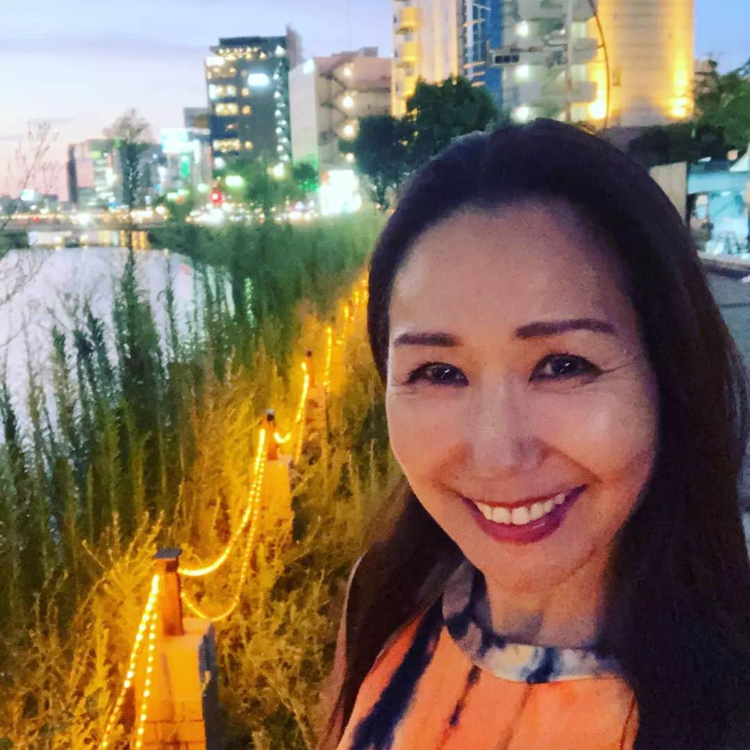 おかざきななのインスタグラム：「博多の夜を堪能  中洲川端には屋台がたくさん！ ワクワクする風物詩です💖  #博多 #中洲川端 #屋台 #風物詩」