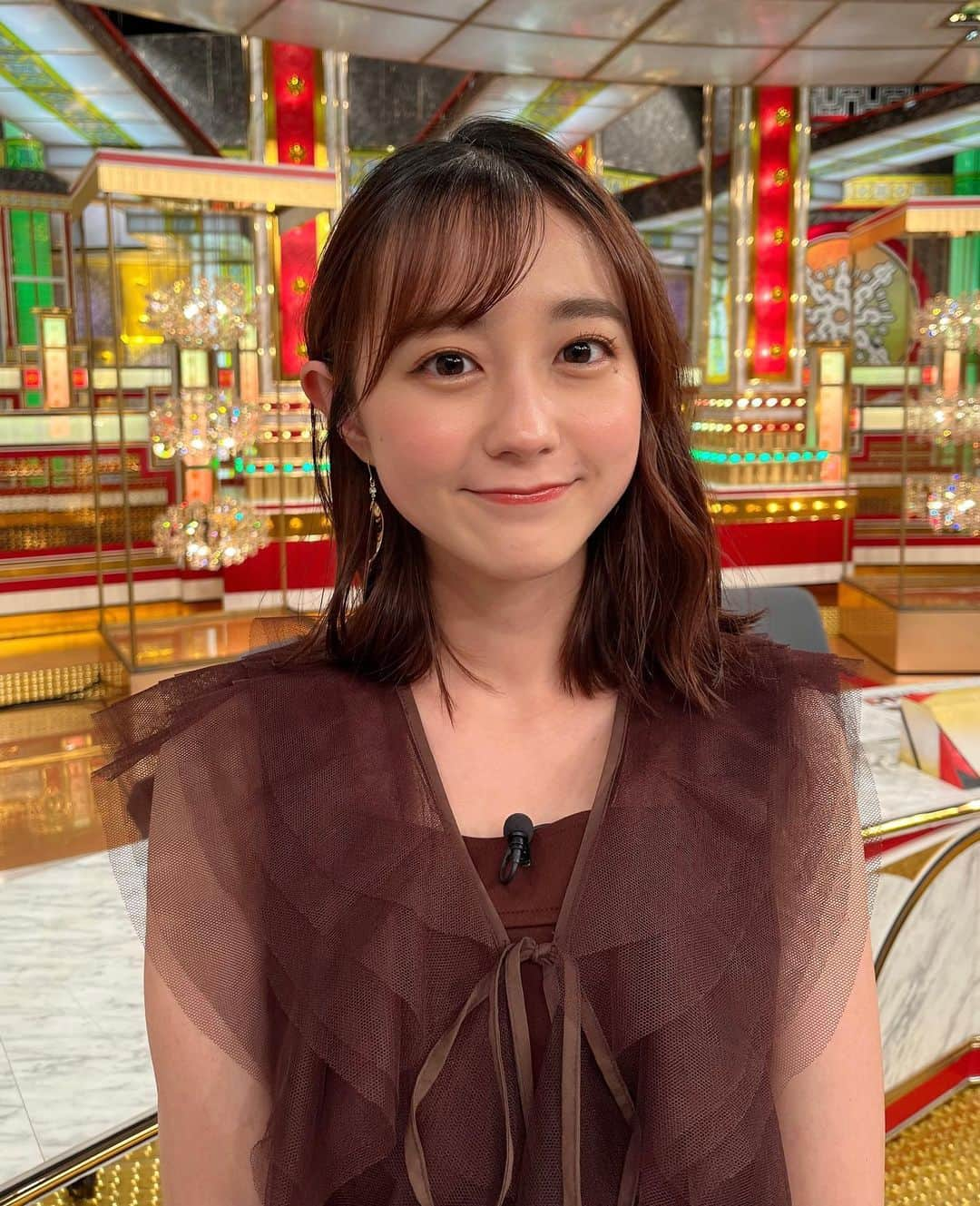 若林有子のインスタグラム：「今日の金スマは、気になる売れっ子の皆さんの噂の真相に迫ります👀  あのちゃん、やす子さん、新しい学校のリーダーズ…話題の皆さんのことをぎゅぎゅっとお伝えしますよ📣  この日はサンジャポでお世話になっているやす子さんに会えて嬉しかったな〜！かっこいい姿を間近で見ました😍  今夜9時〜ぜひご覧ください！  #金スマ #若林有子  ワンピース: LILLIAN CARAT パンプス: DIANA アクセサリー: Vandome Aoyama」