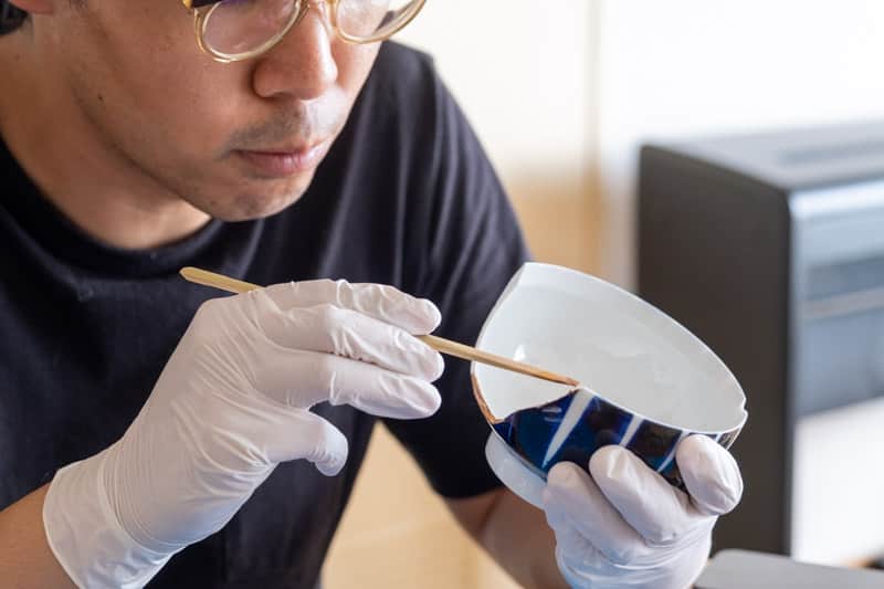 MIRROR OFFICIALのインスタグラム：「【新入荷】金継ぎキットが登場🎉🎉🎉「つぐキット金」は、自宅で「金継ぎ」を楽しむことができるキットです。本漆と自然の材料を使用した本格的な金継ぎを行うための素材と道具が揃っているから、食器にも安心して使うことができます。  「金継ぎ」とは、壊れてしまった陶器を漆（うるし）などの自然の材料を使ってお直しする日本の伝統的な修理技法のこと。ザックリ説明すると、漆の糊で割れた部分をくっつけ、継ぎ目に金粉をのせるというイメージです。  割れても捨てるという選択肢ではなく、金継ぎをすることで世界にひとつだけのアイテムに。モノを大切に長く使えます。そしてもくもくと作業をすることで、イマココに集中できるので瞑想のようなリフレッシュ感も。  粉々に割れると金継ぎはできませんが、パーツが大きく割れると金継ぎしやすいので、割れてもテンションが下がるどころか「あ、金継ぎしやすそう！ラッキー」と前向きになれますよ。  ::::::::::::::::::::::::::::::::::::::: ✐後で見返すには保存をタップ◎ ✐CRAFT STOREでは日本のいいものをご紹介 フォローやいいねもとっても励みになります。 @craftstore.jp　 ::::::::::::::::::::::::::::::::::::::::  #クラフトストア #CRAFTSTORE #シンプルな暮らし #金継ぎ #金継ぎキット」