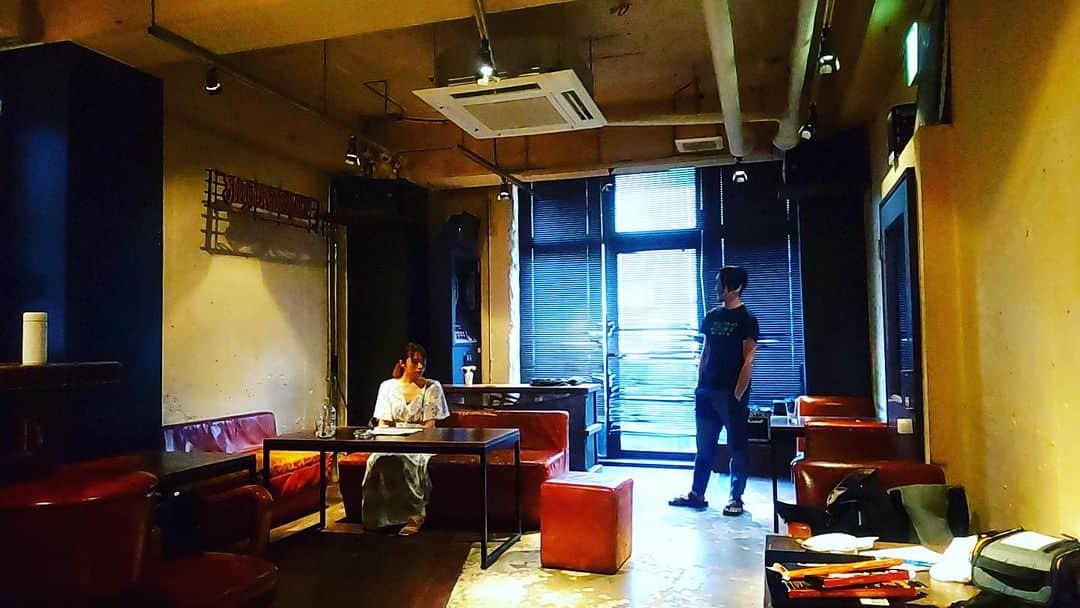 内田滋のインスタグラム：「@KANGEKIXR アプリの無料視聴コンテンツを制作する為に自ら出演。  ロケハン＆通しをスタッフに観てもらう。  一昨日に2時間くらいしか稽古してなかったのに、セリフ大体入ってた。  なんだこの奇跡。  脚本は大大大好きな、赤堀雅秋さんの作品。  この作品、すんごく好きなんです。  そして、大人な芝居です。  お楽しみに。」