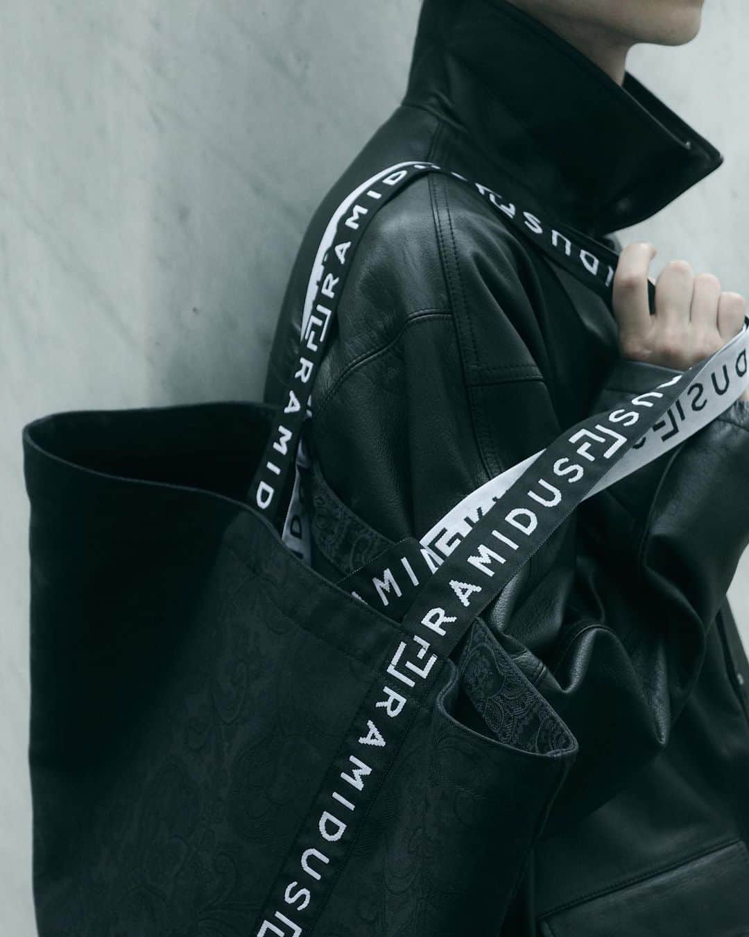 のインスタグラム：「RAMIDUS x DELUXE COLLABORATION ITEMS  2023.08.26(sat)11:00am  DELUXE公式オンラインストア及びDELUXEオフィシャルディーラーにて販売。  ボディ全体にペイズリー柄のジャガード加工を施したトートバッグ 。正面右上にDELUXE ピスネーム、インナースリーブポケット外側にブランドタグを叩きつけた仕様。ショルダーストラップには RAMIDUSオリジナルテープを使用したデザイン。1色2サイズ展開。東京を代表するラゲッジブランドRAMIDUSとのコラボレーションモデル。   #deluxe_jp#ramidus」