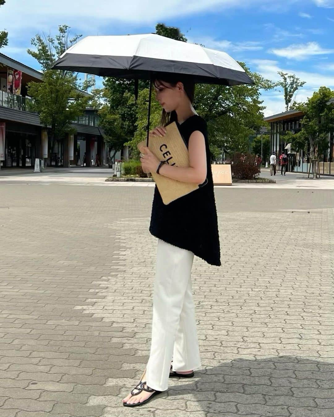 のインスタグラム：「昨日は @dolce._official のみんなでランチ＆アレグリア 道中も笑いいっぱい楽しかった🥰  コーデはお気に入りすぎる ペーパーヤーンフレアトップスで✨  日差しが強すぎて新調した日傘を持参して正解🌈 シンプルなモノトーンがコーデにも合わせやすい🫶  行きは晴天、帰りは土砂降りだったけど 晴雨兼用のこの傘が大活躍だった🌂  tops… @dolce._official  pants… @newans.official  bag… @celine sandal… @hermes  umbrella… @_novae.jp_」