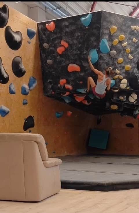 モニカ・レッツィーのインスタグラム：「New shoes and suddenly old projects feel soft 😅 maybe not only because of the new Scarpa VaporS but it is good to feel some improvements over the last weeks. #trainingpaysoff #scarpa #wearemarmot #andplay #bouldering @scarpa_de @marmot_mountain_europe」