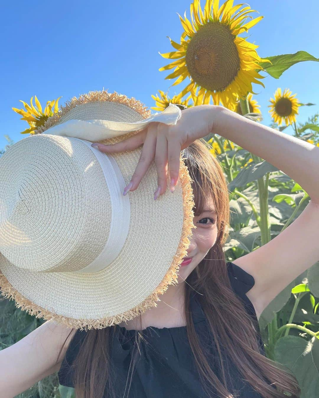 Kirariさんのインスタグラム写真 - (KirariInstagram)「ひまわり畑🌻お友達が麦わら帽子くれたの👒」8月25日 20時34分 - kirari_1016_