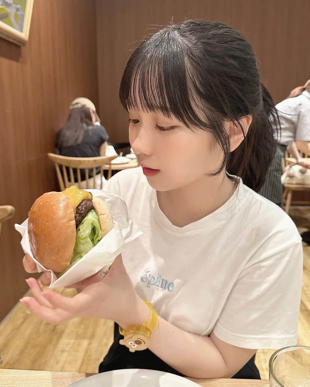 池本しおりさんのインスタグラム写真 - (池本しおりInstagram)「空港の中のお店でハンバーガー食べた🍔」8月25日 20時47分 - shiori_ikemoto