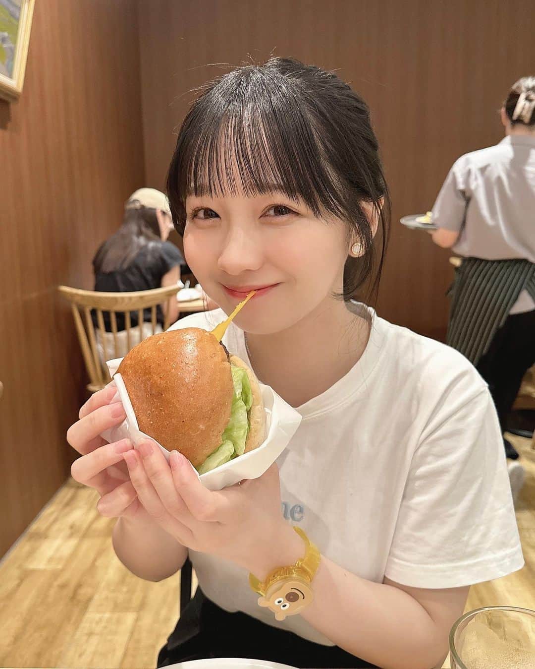 池本しおりさんのインスタグラム写真 - (池本しおりInstagram)「空港の中のお店でハンバーガー食べた🍔」8月25日 20時47分 - shiori_ikemoto
