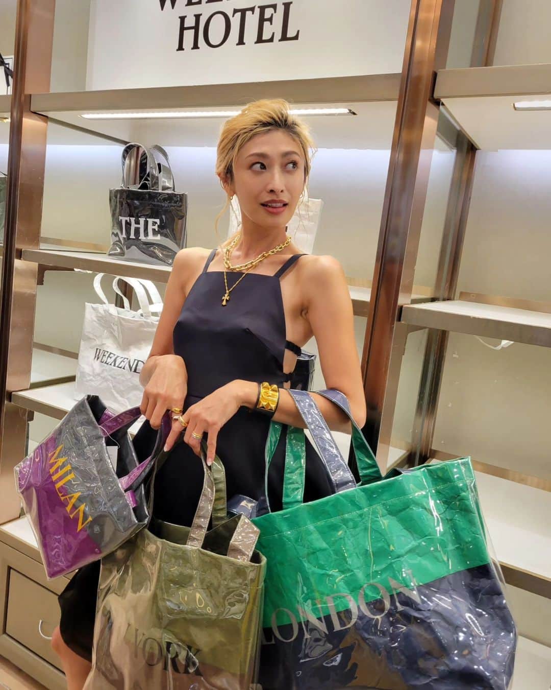 のインスタグラム：「銀座三越にて先行発売されたコラボバッグが 大・大・大盛況みたいで 来て下さった皆様ありがとうございます！   29日(火)まで銀座三越の1階にて開催されてます！ お時間ある方はぜひ♡   オンラインストアでは9月1日(金)10:00～発売されます!!   「THE WEEKEND HOTEL POPUP SHOP 3rd＠GINZA Mitsukoshi」 ＜開催期間＞ 2023年8月23日(水)〜8月29日(火) 午前10時～午後8時   ＜開催場所＞ 銀座三越本館1階 プロモーションスペース 東京都中央区銀座4-6-16」