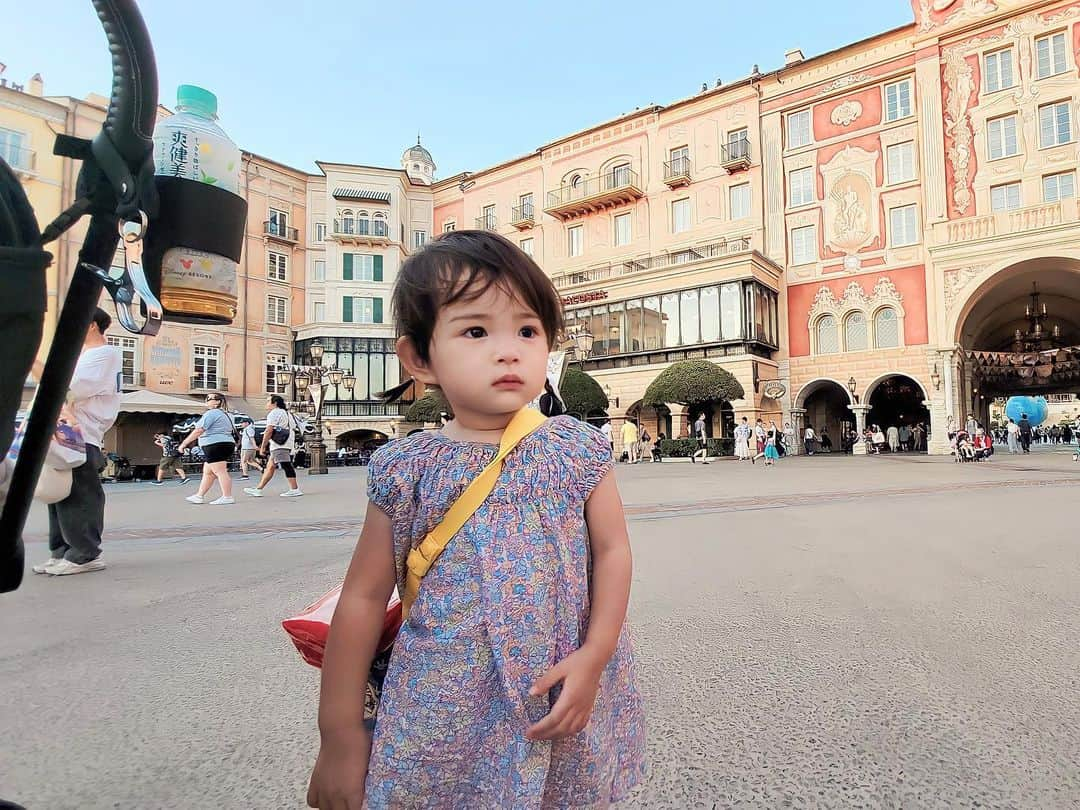 永棟安美さんのインスタグラム写真 - (永棟安美Instagram)「ちょうど1ヶ月前くらいに行ったSEA🌏 念願のダッフィーに会えてとっても嬉しそうだった🥰その時の写真はまた🤳💕 ⁡ #tds #2歳 #2歳誕生日」8月25日 20時39分 - ami_nagamune