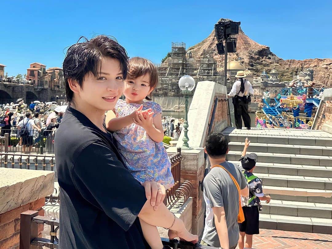 永棟安美のインスタグラム：「ちょうど1ヶ月前くらいに行ったSEA🌏 念願のダッフィーに会えてとっても嬉しそうだった🥰その時の写真はまた🤳💕 ⁡ #tds #2歳 #2歳誕生日」