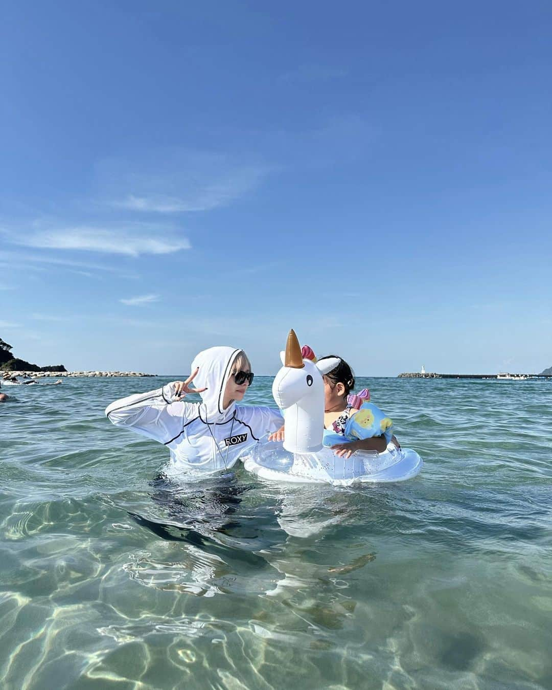 まやりんさんのインスタグラム写真 - (まやりんInstagram)「夏休み中、家族でも海行ってました👨🏻👧🏻👶🏻  今年はいっぱい夏っぽい事できてめちゃ満足🥵❤️あと1回海行く予定ある笑笑笑 、  ほんでしゅんくん茉弥より足細いのやめてください」8月25日 20時41分 - mayaaa_124