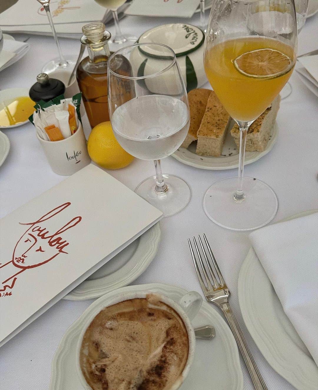 We Wore Whatさんのインスタグラム写真 - (We Wore WhatInstagram)「lunch at LouLou ☕️ [new @shopweworewhat dress coming soon]」8月25日 20時42分 - weworewhat