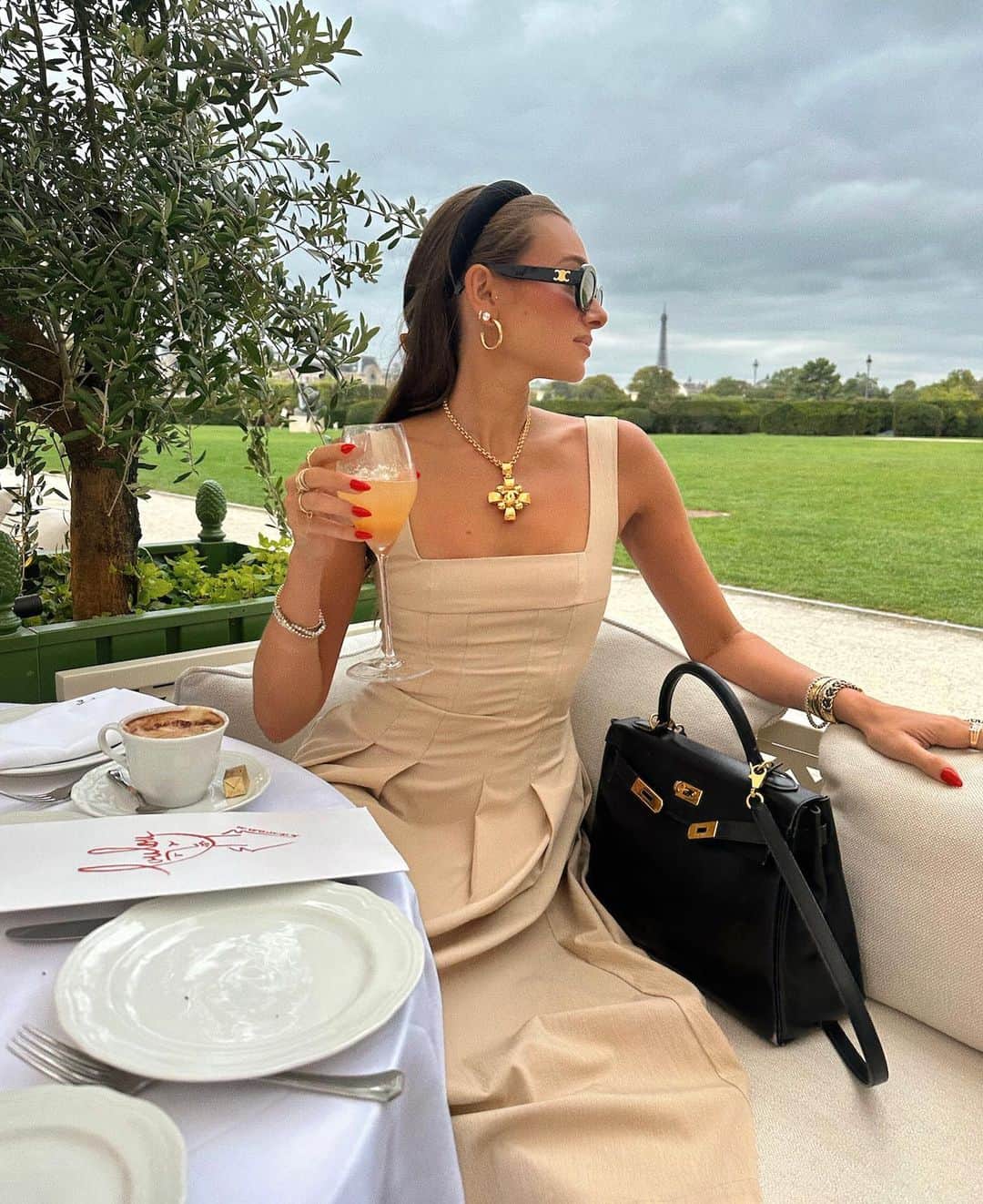 We Wore Whatさんのインスタグラム写真 - (We Wore WhatInstagram)「lunch at LouLou ☕️ [new @shopweworewhat dress coming soon]」8月25日 20時42分 - weworewhat