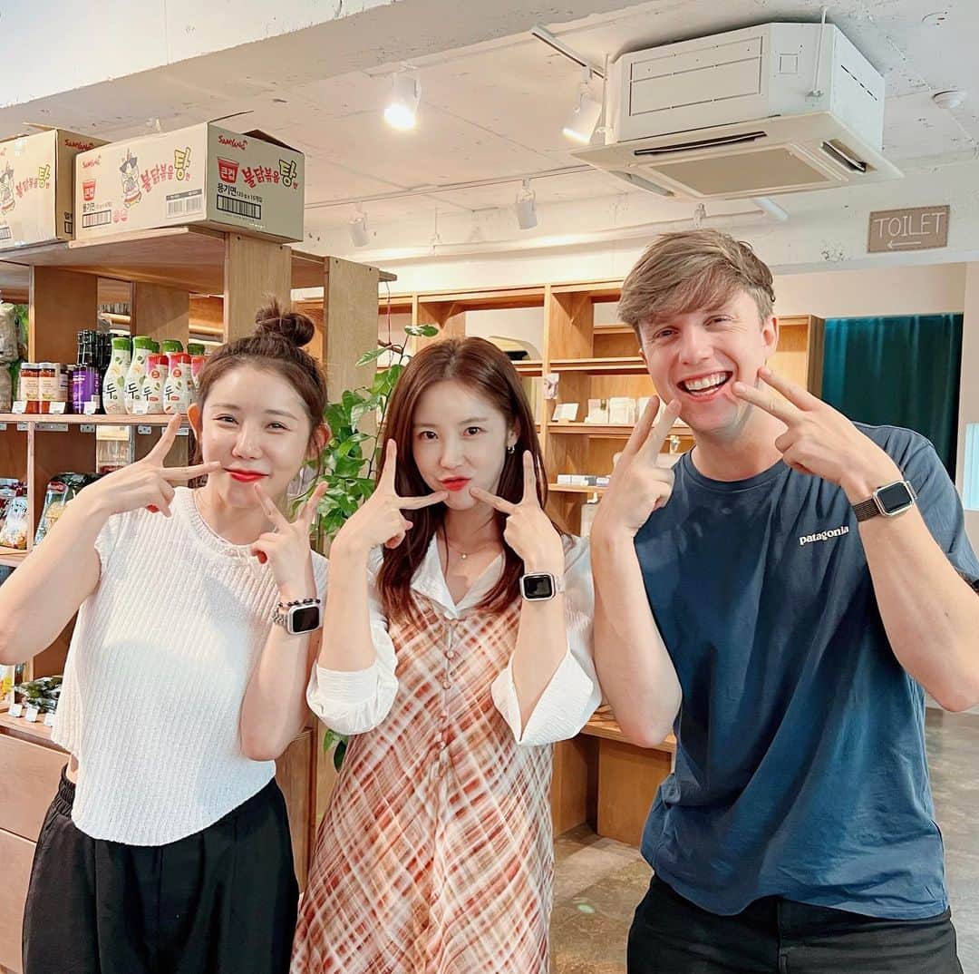 チョン・ヒョソンのインスタグラム：「GRWM 반말모드 도전 +  하나랑 줄리안님이랑 이태원 나들이 💚 비건맛집, 제로웨이스트 샵  횻튜브 업로드 했어요 gogo 💖」
