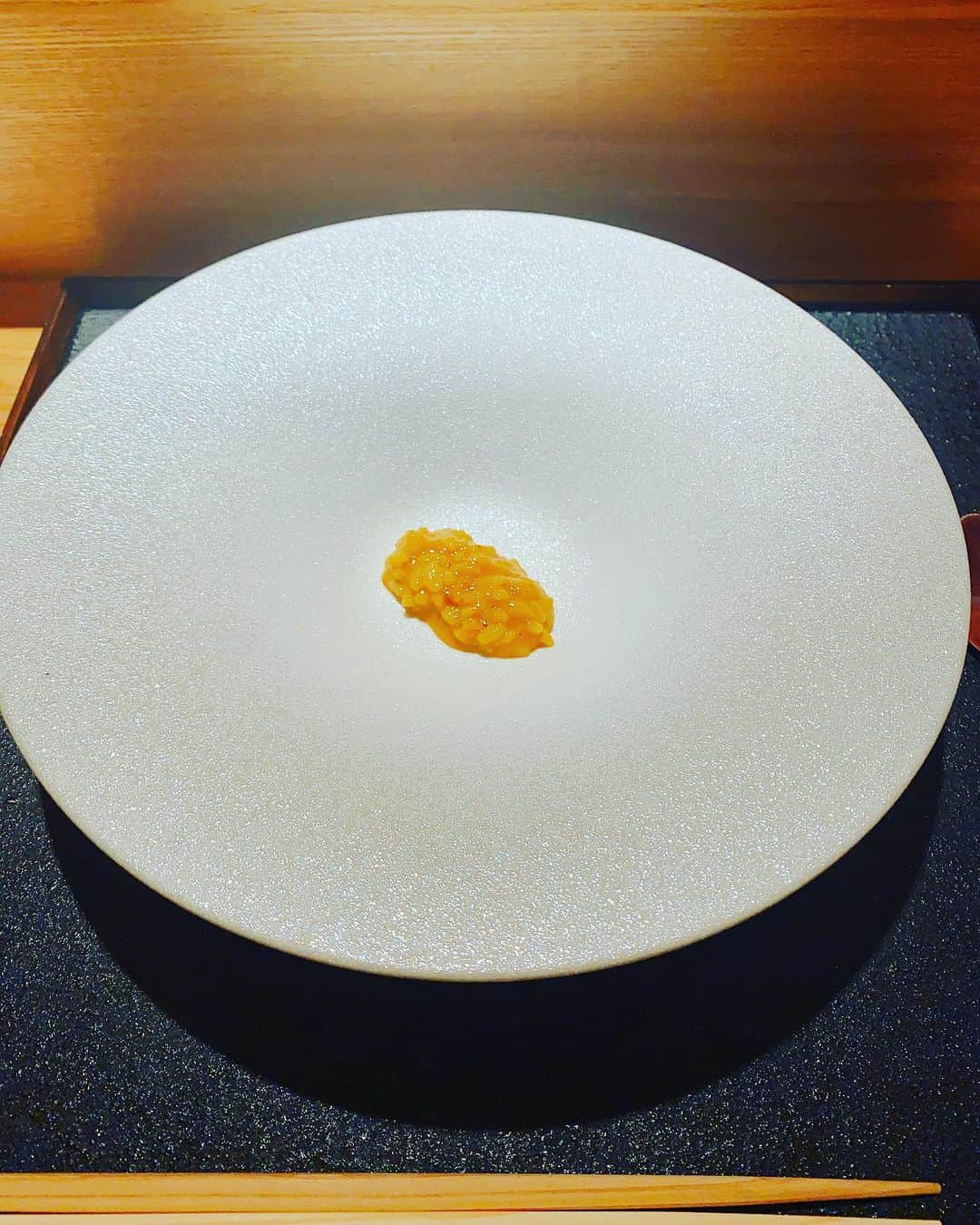 内田滋のインスタグラム：「昨日はすんごい有意義な会食でした。  縁が縁を呼び、出会わせて頂いたご縁。  まあ、これまでもご縁に助けられて、ご縁だけで生きてますが笑  場所はお気に入りの銀座【有涯】にて。  ここは皆さん行ったほうが良いです、まじで。  美味しすぎるんだけど、料理人がまだ23歳なんです。  若いのに時間を惜しんで努力をしまくってきた成果をもう存分に披露できてる。  そして、見た目も鮮度も味もピカイチ。  #有涯」
