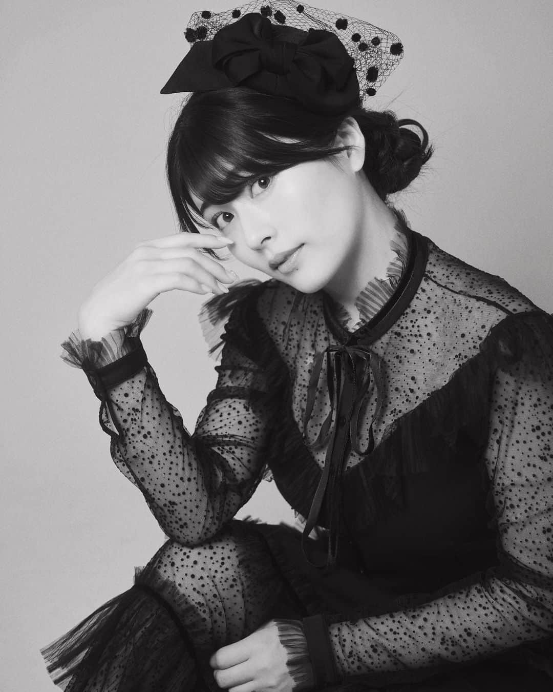 ちとせよしののインスタグラム：「最近は毎日とある収録頑張っております🫡❤️‍🔥 みんなは何して過ごしてるの~(｡>ㅿ<｡)  📸: @natsuki.film  👗: @prod_by_taketo  💄: @__ayane.suda88   #portrait #gravure #fashion #作品撮り #レトロ」