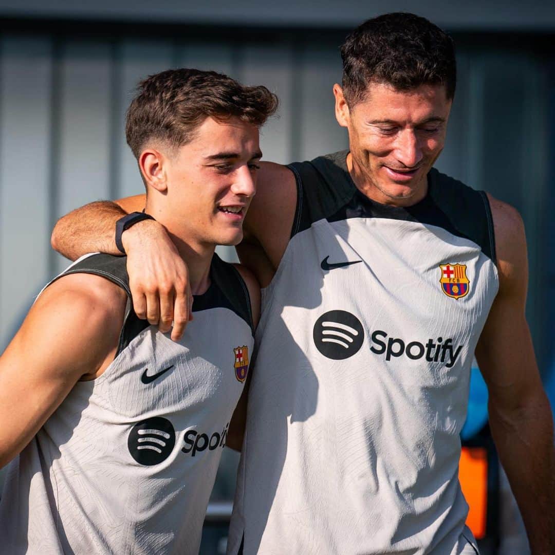 ロベルト・レヴァンドフスキのインスタグラム：「Friday at @fcbarcelona」