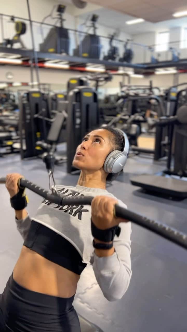 シェネルのインスタグラム：「My New Year’s resolution last year was “consistency”.. and shit is consistency “hard af” especially with a 2 year old and just life itself.. .. with the good and not so good days… fitness wise has been pretty consistent BUT.. i feel it’s time to really focus and set goals and experience a challenge .. not just cos summers coming but every so often I like to push a little harder then normal .. not just for my physique’s sake but also mentally.. currently tracking and training .. I’ll be sharing my journey 😎😎😎 #workout #training #fitness #challenge #fun #fit #fitnessmotivation #getfit」