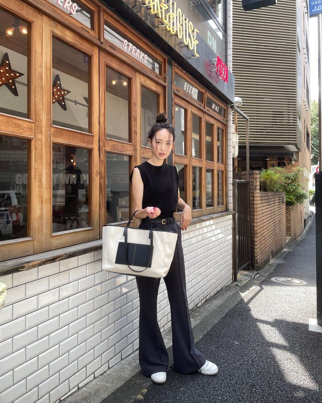 fumi_nakajimaのインスタグラム：「ㅤㅤㅤ  New マザーズバッグと共にお散歩🖤 ㅤㅤㅤㅤㅤㅤ 長さの違う持ち手がついてると、 ベビーカーフックにかけるときと 肩にかけて持ち運ぶとき どっちもノンストレスで 最高なことを知った🥹👜 ㅤㅤㅤㅤㅤㅤ 何枚撮っても前髪が事故🤷🏻‍♀️🌪️ ㅤㅤㅤㅤㅤㅤ#マザーズバッグ」