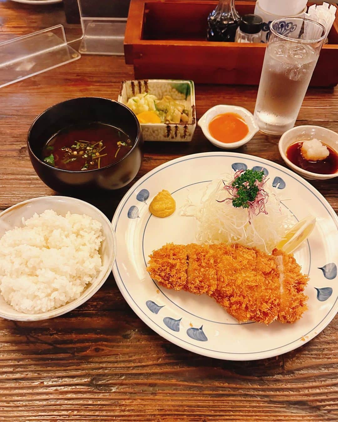 有吉弘行のインスタグラム：「ロース派。」