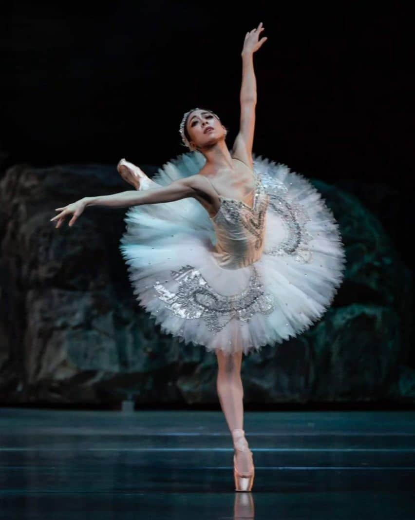 峯岸伽奈のインスタグラム：「. . .  One week to Ballet Under The Stars!⭐  Revisiting these challenging classical roles and 4 more exciting neo/contemp picese💓  📸@msbern  Almost same pose but completely different expression🦢🌼  I will be performing  First weekend Momentum, Quiver, Nutcracker (🌼Dewdrop on 1st and 3rd)  Second weekend 4season, Pursell picese, Swan Lake Act 2 (🦢Odette on 10th with @kevinzomg )  #balletunderthestars #singaporeballet #odette #dewdrop  #シンガポール生活 #バレリーナ」