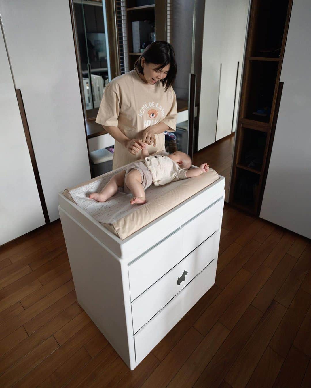 グレイシア・ポリーのインスタグラム：「Gak berasa ya, Jessia sekarang sudah makin besar dan gak bisa ditinggal, bahkan sudah suka balik badan sendiri. 😆  Custom baby drawer by @vinetokids  Cosy mat by @dooglee.baby @dooglee.indonesia」