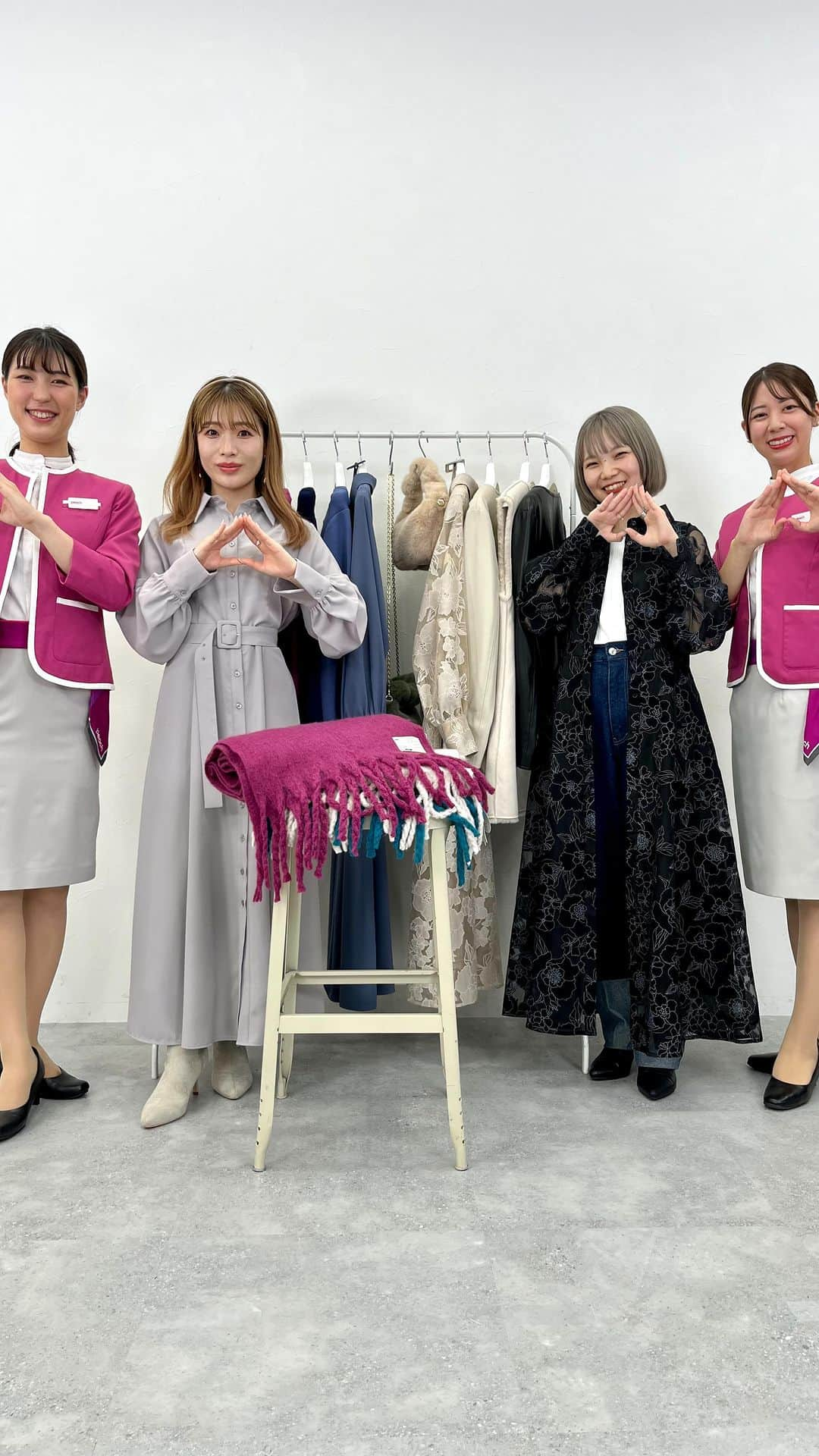 ピーチ・アビエーションのインスタグラム：「🍑👚アパレルブランド「Andemiu（アンデミュウ）」さんとインスタLive! 👚 🍑 コラボ企画について、客室乗務員がAndemiuスタッフのみなさまと一緒にお伝えしました。   ▼ご紹介したアイテム Peach×Andemiu　ニュアンスメタルブローチ　GOLD/ SILVER　2,200円（税込）／国際線価格2,000円 Peach×Andemiu　Wネームストール　Fuchsia/Deep Blue/ Cloud Ivory 4,400円（税込）   ▼アイテムをお買い求めいただける場所 ①PEACH SHOP ONLINE、②Instagramのショップページ、③機内販売　 ※ストールは①②のみとなります。   Peach客室乗務員が企画したワンピース・カーディガンの詳細は @andemiu_official のトップURLからチェックしてくださいね😊✨  #fly_peach #peachaviation #ワンピース #ワンピコーデ #好印象コーデ #アンデミュウ #andemiu #大人フェミニン #カーディガン #秋コーデ #客室乗務員 #ストール　#ブローチ」