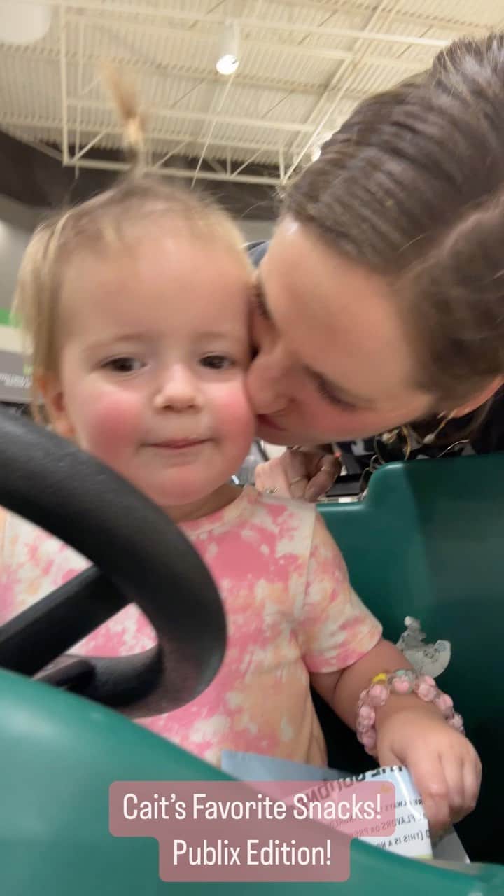 メリッサ・フランクリンのインスタグラム：「I thought it would be so fun to start a new series of Cait’s favorite snacks from all our favorite grocery stores!! I love hearing from other mom’s what their kids are loving right now and getting new ideas. As a reminder, I am in no way a dietitian or nutritionist, but as an elite athlete for most of my life it’s played a huge part of my career and I feel so grateful to have learned from some of the best! Of course we try to prioritize real foods, fruits, veggies, along with all of these but these are great, convenient options that Cait loves. We are trying really hard to stay away from labeling foods as “good” or “bad”, even as early as this age, and focusing on balance. As a whole I do try to stay away from added sugar where I can but I know that’s not a priority or always accessible for everyone! First and foremost believe in doing what’s best for you and your family!」