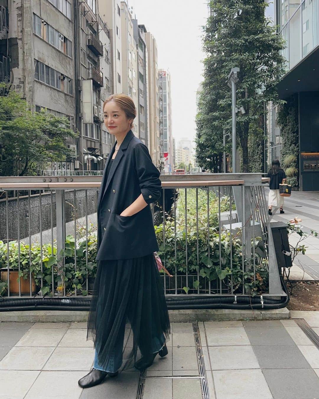 のインスタグラム：「🖤🖤🖤 ⁡ ⁡ #SHENERY_official #dress #jacket #SHENERY #layered #layeredstyle #fashion #styling #autumn #チュール #チュールワンピース  #ジャケットコーデ #ジャケットスタイル #秋コーデ」