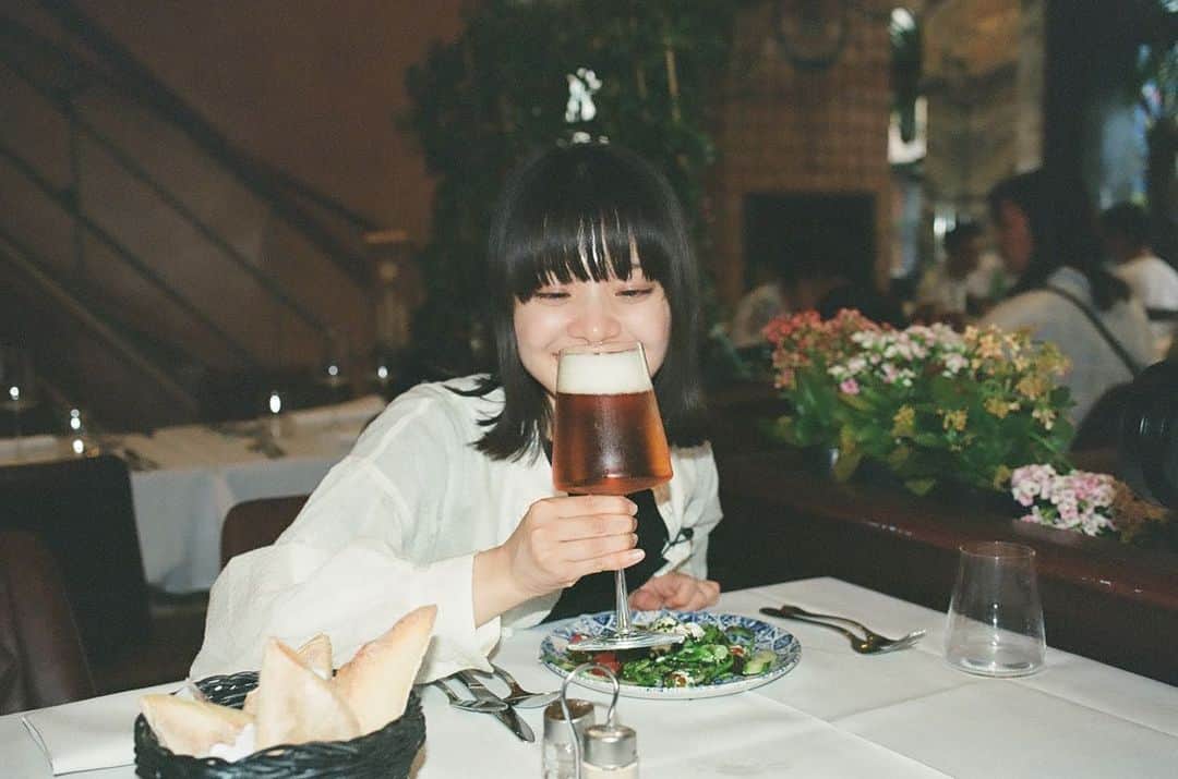 岸井ゆきののインスタグラム：「日本テレビ『アナザースカイ』 このあと11時からです🇧🇪 ひさしぶりのヨーロッパ、ほんとうにたのしくて多少はしゃぎました🙇‍♀️」