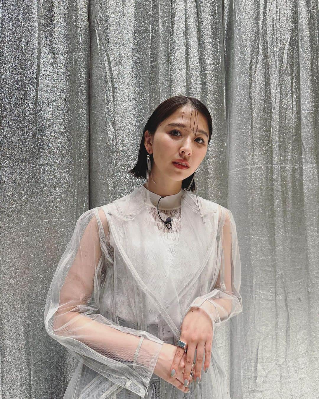 玉井詩織のインスタグラム：「🩶🤍🩶  tulle jacket : @shiroma_official silver clear stone ring : @maaa_jewelry silver twist ring : @tomomi.s_jewelry silver square ring : @_scat.official boots : @dianashoespress  #ハマダ歌謡祭 #たま衣装」