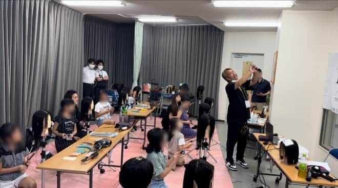 hair_ISMのインスタグラム：「先日、足立区の小学生を対象にした 職業体験イベント【こどもおしごとらんど】に 参加させて頂きました⭐️ 美容師の歴史から始まり、カット、カラー、パーマまで 体験して頂きました😊✂️ 子供達の熱量が熱く、自分達まで熱くなり、 元気を貰えました💪 技術もみなさん上手で、びっくりしました😳 今回の体験で、少しでも美容師の仕事に 興味を持って貰えたら嬉しいです✨  関係者の皆様、参加して頂いたお子さん達、 保護者の皆様、貴重な体験をさせて頂きまして、 ありがとうございました！😊  #ISM #こどもおしごとらんど  #足立区」