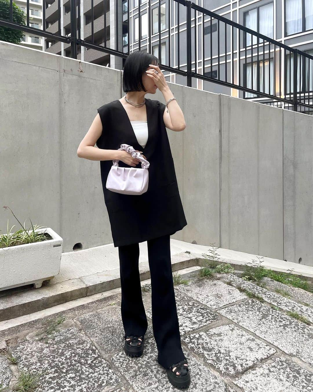 miheeのインスタグラム：「ootd  @urs_official  シンプルで深めのVネックの ミニワンピース🖤  合わせるインナーによって 長く使えて早く取り入れたい 秋のitem🫶  今だとノースリーブとかに 合わせても可愛くて秋冬だと ロングブーツとかに合わせて 着るのも可愛いミニ丈ワンピース🥰  #urs #ユアーズ #urs_styling #urs_official #タイアップ #ディープVネックミニワンピース #大人コーデ」