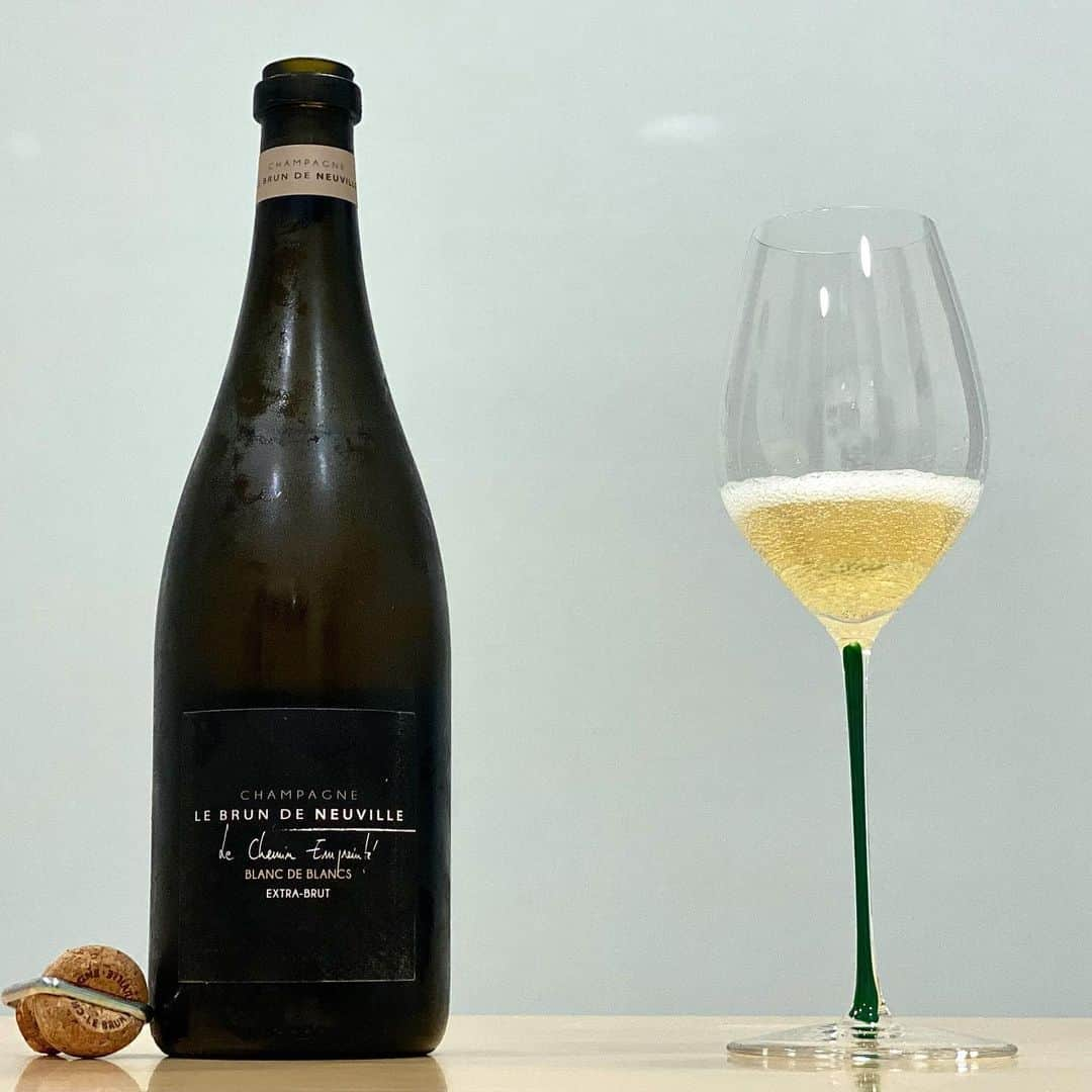 エンリケ・ソラ・クレメンテのインスタグラム：「La cuvée de hoy es Le Chemin Empreinté Blanc de Blancs Extra-Brut de Champagne Le Brun de Neuville. Chardonnay que proviene de un solo viñedo situado en la Côte de Sézanne de 45 años y de suelos de arcilla y tiza. Añada base 2017 más el 25% son vinos de reserva. Fermentación pausada en depósitos de acero inoxidable y barricas de roble sobre sus lías, y posterior crianza de 10 meses. Maduración en botella de 48 meses con tapón de corcho. Degüelle manual. Potencia, finura y vinosidad. Dégorgement: 02/2022. Dosage: 5 g/L. Degustado en Riedel Fatto A Mano Champagne Wine Glass Green. EN 1963, en el encantador pueblo de Bethon, el Sr. André Vandier, la Sra. de Reviers y 26 Vigneros apasionados por su trabajo, se reúnen para crear "La Crayère" con un espíritu familiar que los guiará a través de los años. Unidos por su pasión, casi 170 Vigneros forman hoy la "familia Le Brun de Neuville", compartiendo sus conocimientos, sus recursos y sus tradiciones para elaborar sus champagnes. Su variedad de uva es principalmente Chardonnay, que representa casi el 90% de las vides. Su viñedo se extiende por más de una docena de crus (municipios), la mayoría de los cuales se han plantado durante más de 40 años en el corazón de la Côte de Sézanne, que descansa sobre una cama de tiza.  ———————————————  #wine #winelover #winetasting #winetime #winery #winestagram #redwine #wineoclock #foodandwine #instawine #winelife #wineporn #whitewine #winenight #champagne #winenot #winetour #sommelier #vin #🍷 #vino #vinho #wein #cheers #vineyard #lebrundeneuville #lecheminempreinte #riedel #riedelfattoamano #sezanne」