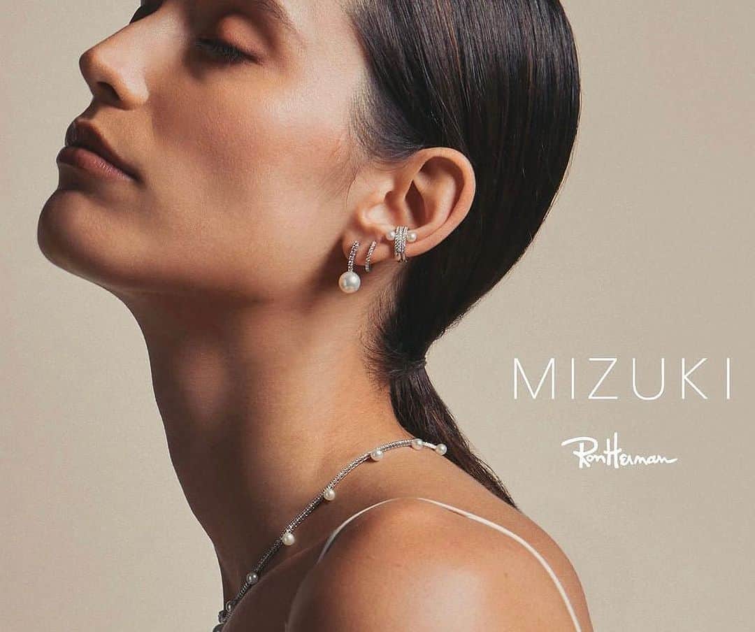 のインスタグラム：「Final Weekend at Ron Herman Roppongi✨  MIZUKI Special Event at Ron Herman Roppongi ends August 27th  1996年アメリカ・NYで誕生したジュエリーブランド「MIZUKI（ミズキ）」。パールやゴールドを基調とした大人のためのモダンで美しいファインジュエリーは多くの女性から愛されています。  今回のイベントでは、新作のPRIVEやSEA OF BEAUTY LUXE ESSENTIALSなど、普段ロンハーマンで展開のないスペシャルなものから、普段使いしやすいネックレスやピアス、リングといった約150ピースのジュエリーたちがラインナップ。幅広いバリエーションの中からお好みのジュエリーの受注会も開催いたします。またロンハーマンのためだけに作られた別注のパールネックレスも発売。  MIZUKIの女性に寄り添い、美しく魅せるパールの魅力を存分にお楽しみくださいませ。  #ronherman #roppongi  #japan #mizuki #miukijewels #mizukijewelry」
