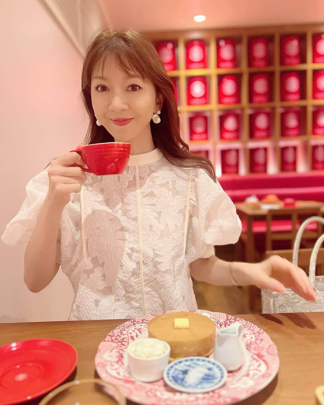 君島十和子さんのインスタグラム写真 - (君島十和子Instagram)「本日コールセンター研修でした。 ９月の新製品に向けて 準備が整っております！  終了後に、 代々木上原駅近くの ムレスナティーハウスへ。 @mlesnatea.yoyogiuehara   ここに来たら絶対頂く ホットケーキは 熱伝導率の高い銅製の フライパンでじっくり 焼かれるので 外側はカリッと、中は モチモチです。  そこに、メープル蜜をかけて頂き、 途中から「味変」で お塩をパラリん。 塩キャラメル風味になって、結局完食できます。  こちらのオリジナルティーは、 厳選されたスリランカの茶葉にオリジナルのフレーバーがたくさんあって、さらにネーミングの楽しさでも選ぶのがワクワク。 最近人気なのは ☆さわやかな気持ちでプラス思考の紅茶 ☆もっと幸せになろうよっ！の紅茶 ☆代々木上原でお茶しましょう！の紅茶  その他にも、贈り物に ピッタリのメッセージの 紅茶が↓公式にも 沢山あります！  @mlesnateahouse   #ポジティブな言葉 #代々木上原 #ムレスナティー #仕事帰り #閉店ギリギリに駆け込む  #アラ還十和子 #ftcbeauty #君島十和子」8月25日 20時59分 - ftcbeauty.official