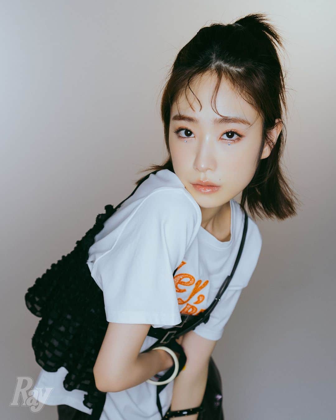 Rayのインスタグラム：「#Ray10月号 ではひかるが ＼ぷりっとおカワな韓国っぽStyle／企画に登場🤍🫧 韓国のトレンドキーワードとともに、 韓国ファッションをご紹介🩵✨  今回、ひかるは黒のサテンスカートや ベルトデザインを効かせたビスチェなど、 ちょっぴりハードな「ガールクラッシュ」 スタイルにトライ🖤🖤  ひかるの韓国スタイルが まだまだ気になる〜♡ってコは、 #Ray10月号 ぜひチェックしてくださいね！📖ˎˊ˗  【着用アイテム】 黒ビスチェ 6,490円／Alley by wcloset（WEARS INC） ロゴTシャツ 5,720円／Darich（YSM） スカート 10,890円／COCO DEAL（ココ ディール） 右手につけた黒バングル 2,625円、白バングル 5,400円、左手につけたパープルマルチカラーバングル 10,500円、パープルネックレス 13,500円／以上アビステ ブーツ 30,800円／ダイアナ（ダイアナ 銀座本店） . . . . . . ⋱⋰ ⋱⋰ ⋱⋰ ⋱⋰ ⋱⋰ ⋱⋰ ⋱⋰ ⋱⋰ ⋱⋰ ⋱⋰ ⋱⋰ ⋱⋰  Ray10月号 (8月23日発売) 企画名：髙橋ひかるのぷりっとおカワな韓国っぽStyle モデル: #髙橋ひかる ( @hikaru_takahashi_official )  #Ray #Ray専属モデル #Rayモデル #rayトレンド #kブランド #韓国ブランド #韓国ファッション #韓国コーデ #韓国トレンド #alleybywcloset #アリーバイダブルクローゼット  #Darich #ダーリッチ #cocodeal #ココディール #abiste #アビステ #ダイアナ #DIANA   ⋱⋰ ⋱⋰ ⋱⋰ ⋱⋰ ⋱⋰ ⋱⋰ ⋱⋰ ⋱⋰ ⋱⋰ ⋱⋰ ⋱⋰ ⋱⋰」