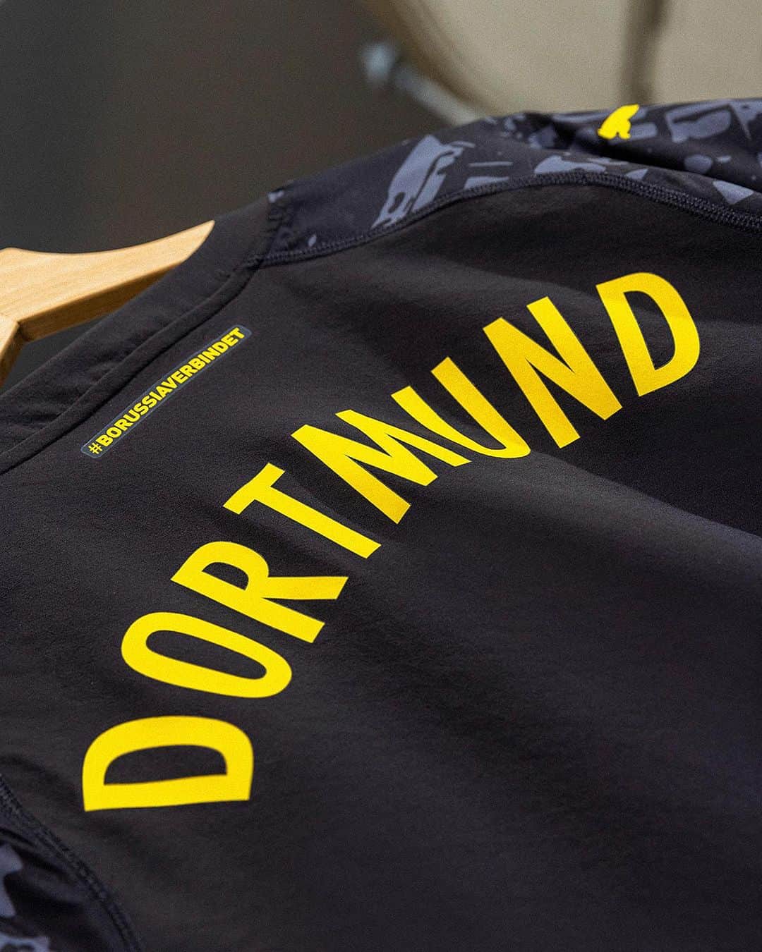 PUMA Footballさんのインスタグラム写真 - (PUMA FootballInstagram)「The beating heart of Dortmund 🖤💛   New Away kit, out now.」8月25日 21時00分 - pumafootball