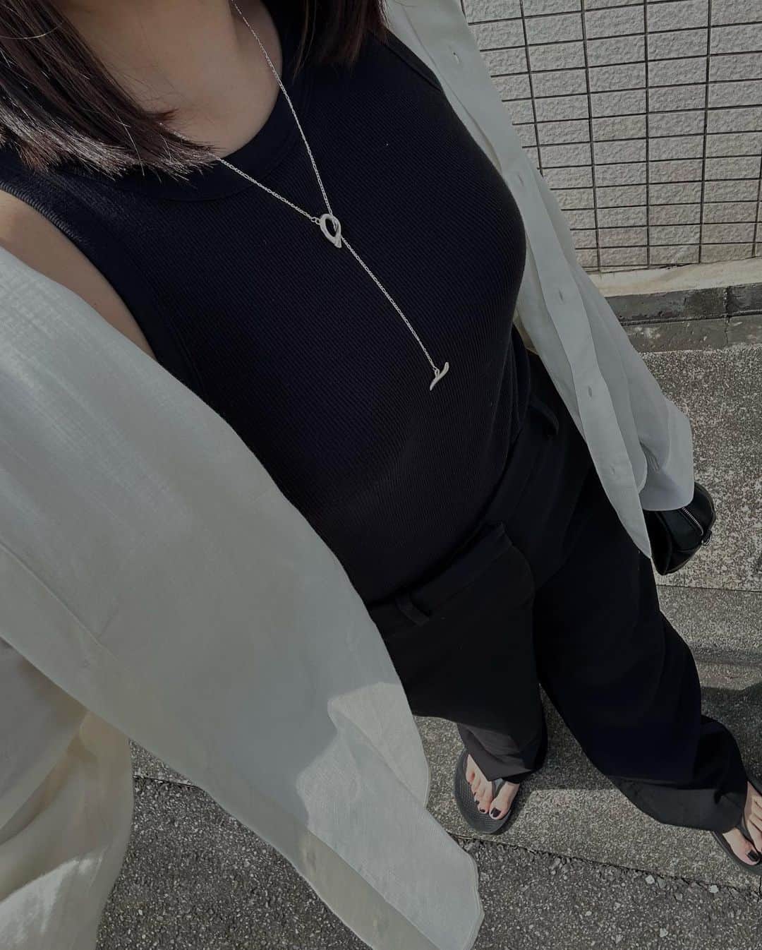 Alisaのインスタグラム：「夏はついどのアイテムも シンプルになりがちだけどアクセサリーだけは ちょっとクセのあるデザインで遊び心も忘れたくない🦎  手元は凹凸のあるgrit ring、ripple ring、 首まわりはID long chain necklaceで トップスに合わせてバランス調整して。  30代はシルバージュエリーのレイヤードが楽しい♡  @magnolia_tokyo   #シルバー925#シルバージュエリー #ロングネックレス#リング」